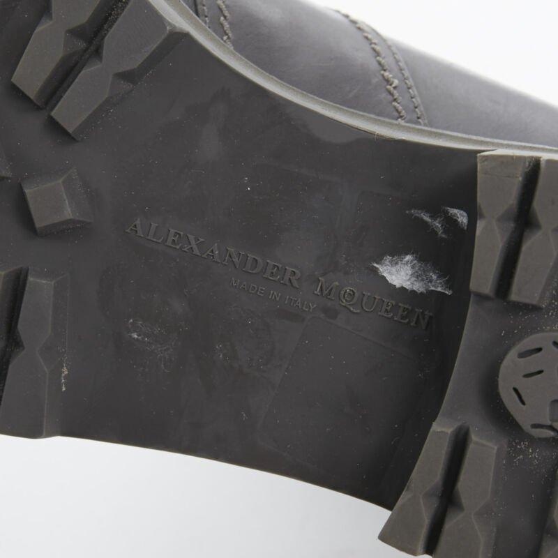 ALEXANDER MCQUEEN Grauer Lederstiefel mit Schnalle und Kaninchenpelzbesatz EU38,5 im Angebot 6