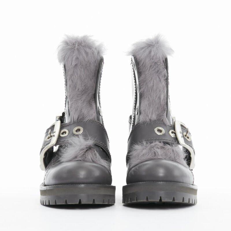 ALEXANDER MCQUEEN Grauer Lederstiefel mit Schnalle und Kaninchenpelzbesatz EU38,5 im Zustand „Gut“ im Angebot in Hong Kong, NT