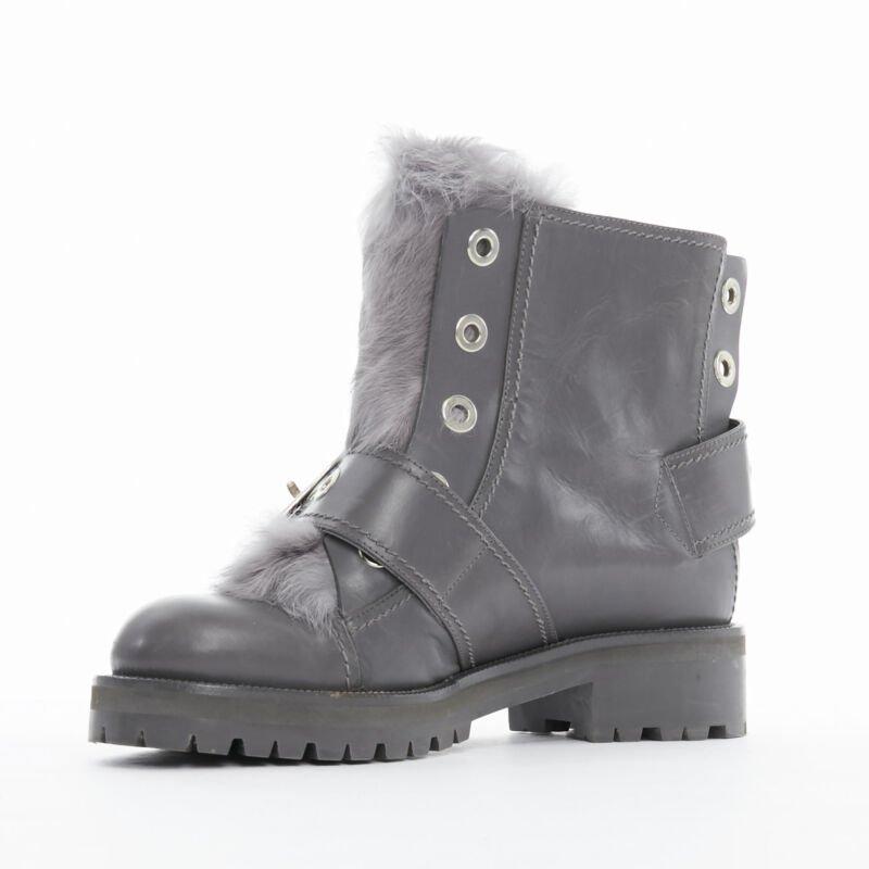 ALEXANDER MCQUEEN Grauer Lederstiefel mit Schnalle und Kaninchenpelzbesatz EU38,5 Damen im Angebot