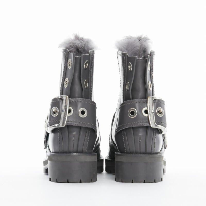 ALEXANDER MCQUEEN Grauer Lederstiefel mit Schnalle und Kaninchenpelzbesatz EU38,5 im Angebot 1