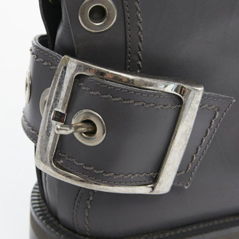 ALEXANDER MCQUEEN Grauer Lederstiefel mit Schnalle und Kaninchenpelzbesatz EU38,5 im Angebot 4