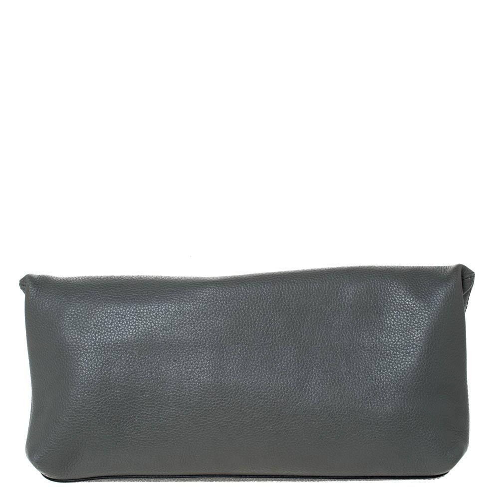 Finely crafted from leather, and shining with beauty is this beautiful clutch by Alexander McQueen. It has been designed in a grey shade with their signature skull detailed on the foldover. Complete with a canvas interior, you truly deserve to have