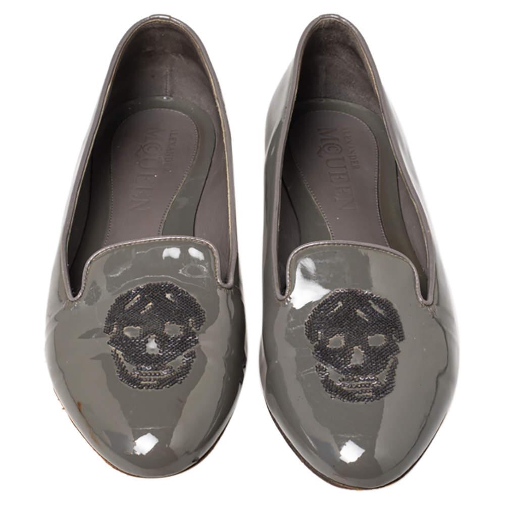 Gris Alexander McQueen Chaussons de smoking à tête de mort en cuir verni gris Taille 39