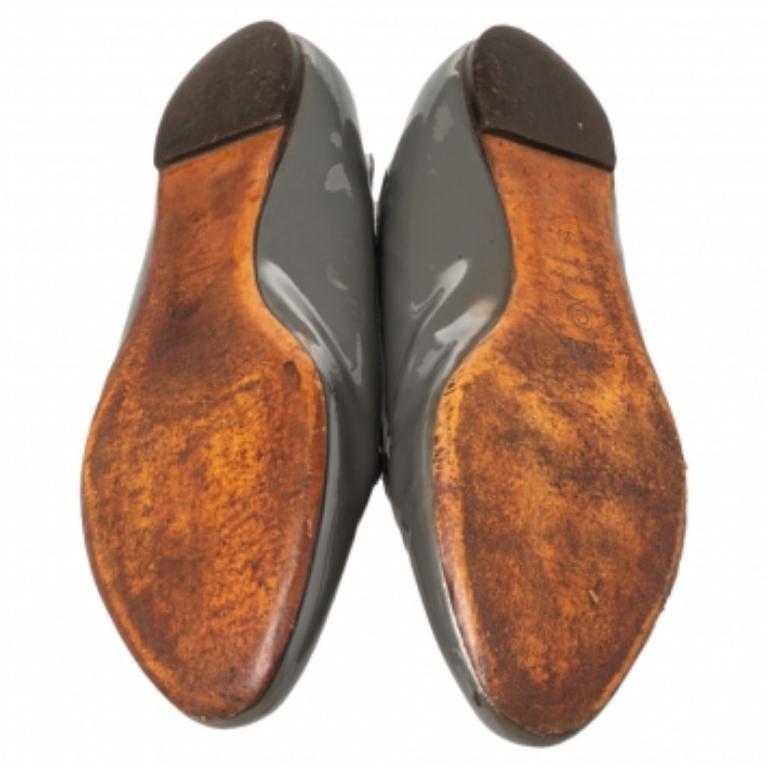 Alexander McQueen Grey Patent Leather Sequin Skull Smoking Slippers Size 39 In Fair Condition In Dubai, Al Qouz 2