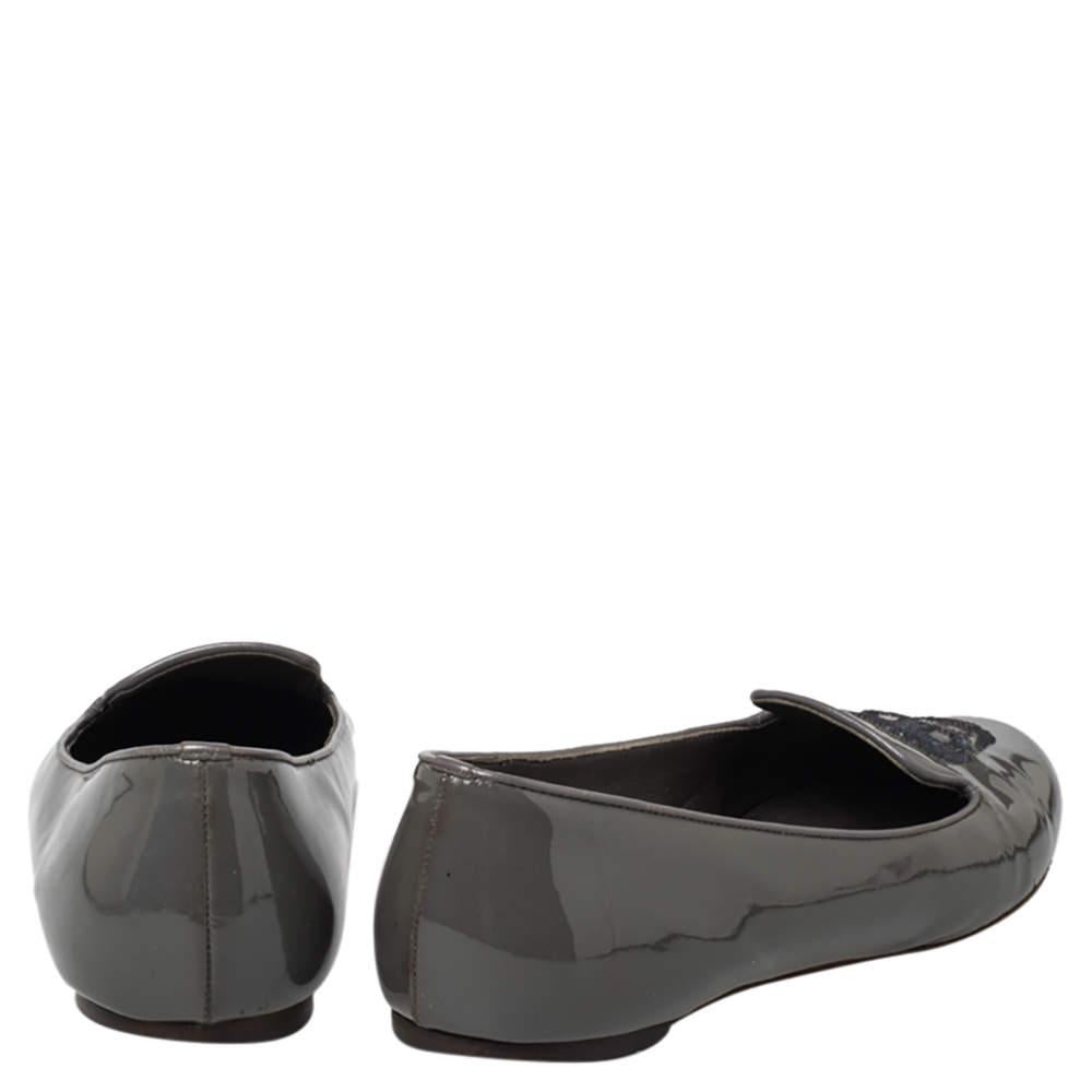  Alexander McQueen Chaussons de smoking à tête de mort en cuir verni gris Taille 39 Pour femmes 