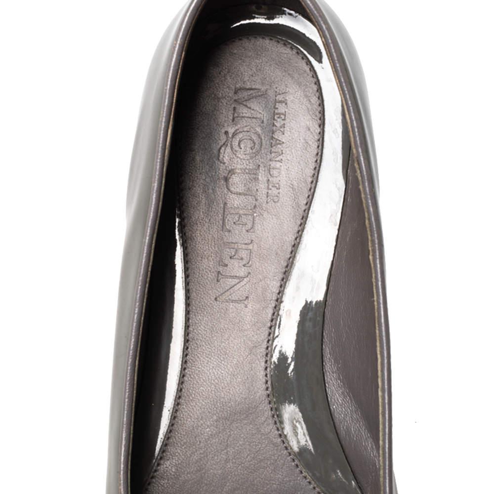Alexander McQueen Chaussons de smoking à tête de mort en cuir verni gris Taille 39 2