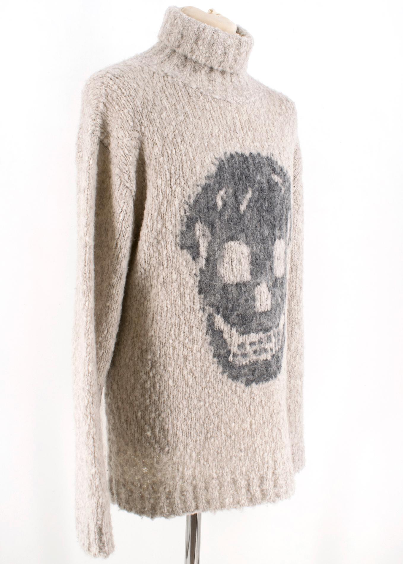 Alexander McQueen grey skull print turtle neck sweater. Featuring big knit, and a prolonged, foldable neck. A loose; slightly oversized fit and lowered shoulder line.

Please note, these items are pre-owned and may show signs of being stored even