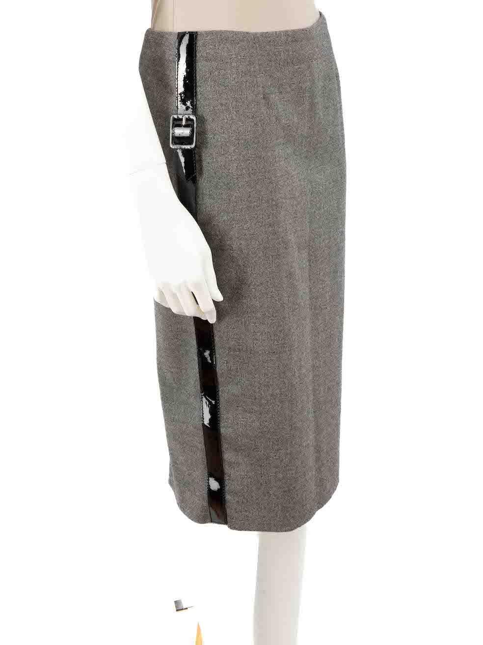CONDITION is Very good. Minimal wear to skirt is evident. Minimal wear to the rear slit with the fraying and a small tear to the seam at the lining on this used Alexander McQueen designer resale item.
 
 Details
 Grey
 Wool
 Straight skirt
 Back zip
