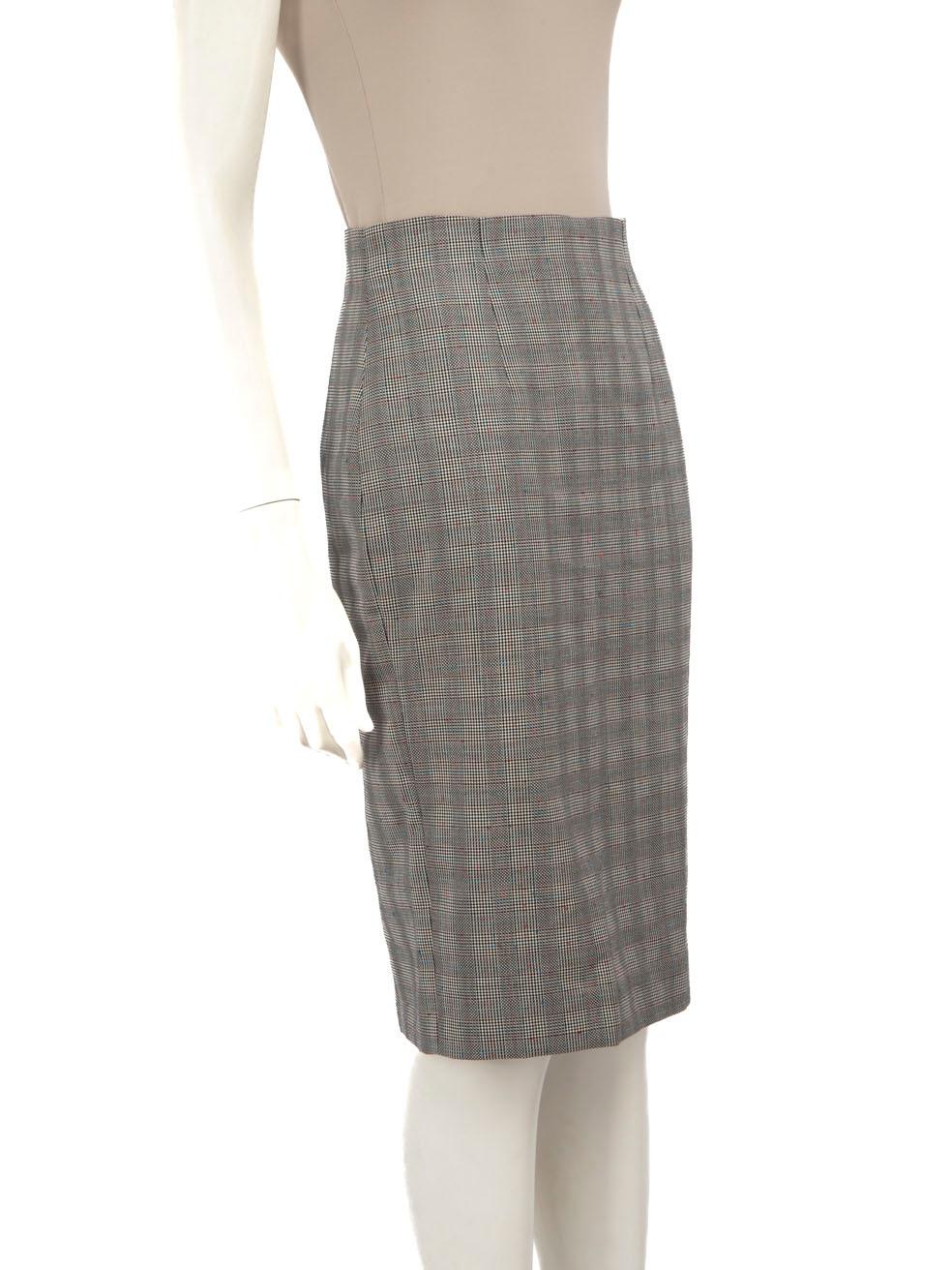 El ESTADO es Muy bueno. Esta prenda de segunda mano del diseñador Alexander McQueen apenas presenta desgaste visible en la falda.

Detalles


Gris

Lana

Falda lápiz

Figura Abrazos

Estampado guinga

Cierre trasero de cremallera y gancho

Abertura