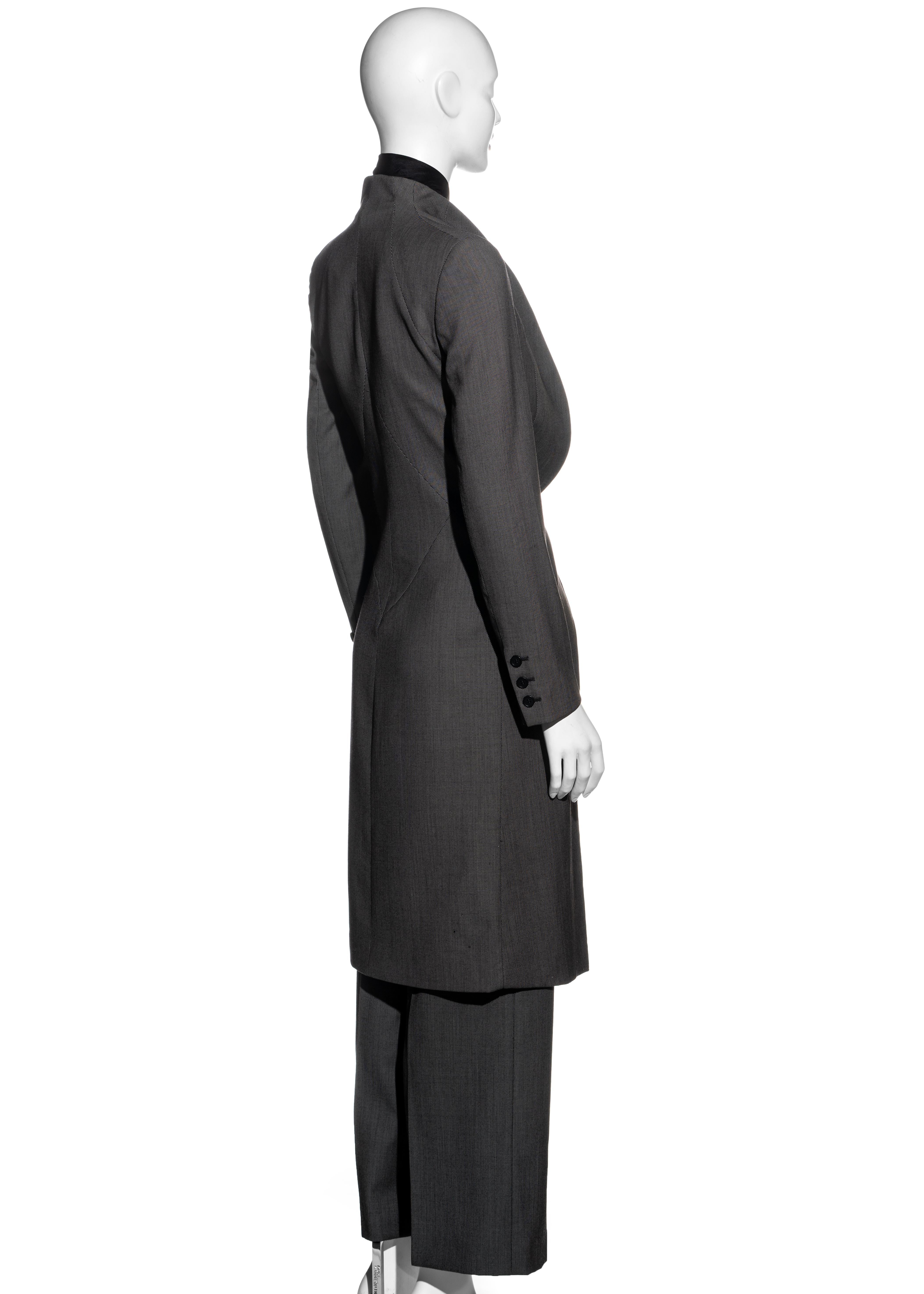 Tailleur pantalon structuré en laine grise Alexander McQueen, A/H 2000 en vente 4