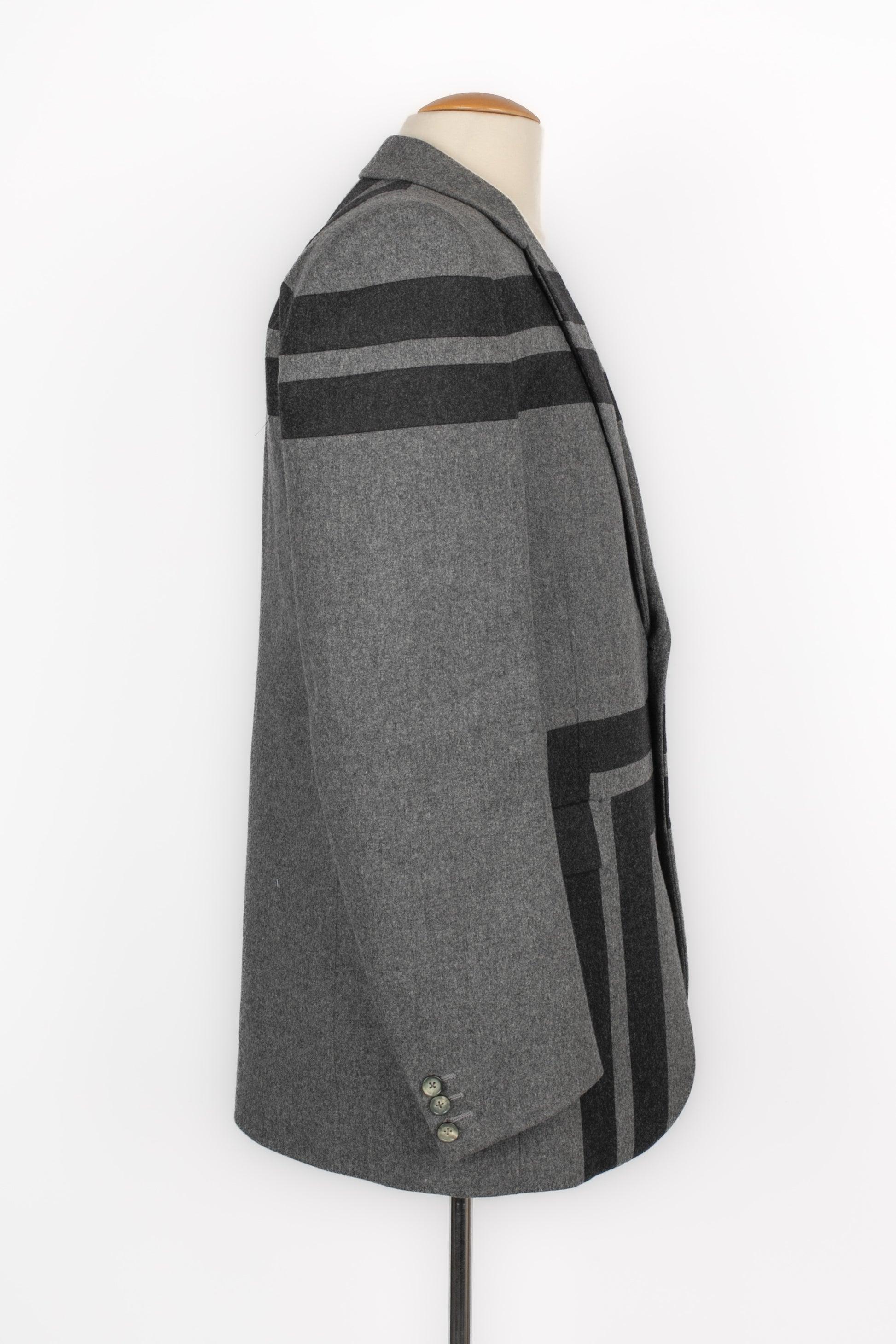 Alexander McQueen - (Made in Italy) Grey woolen men jacket. No size label.

Additional information:
Condition: Very good condition
Dimensions: Shoulder width: 45 cm - Sleeve length: 65 cm - Length: 82 cm

Seller Reference: HFV4