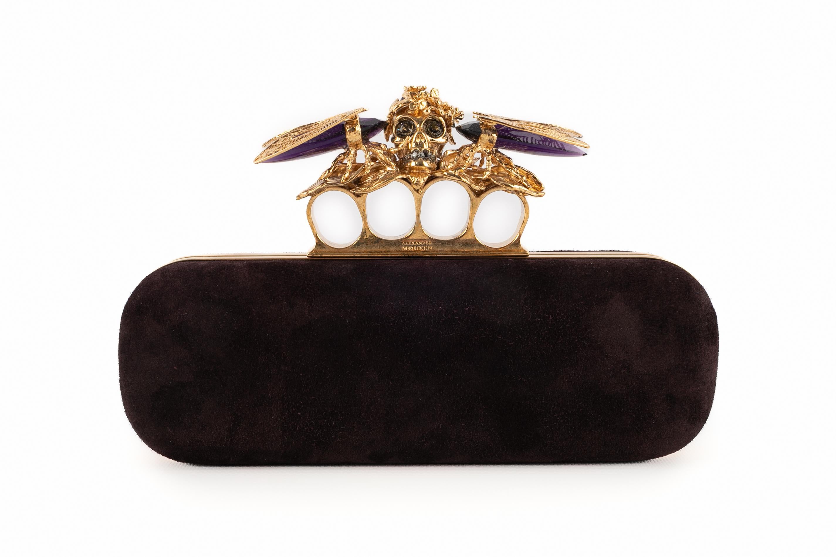 ALEXANDER MCQUEEN - (Made in Italy) Brown inside-out leather handbag with a golden metal ring handle, crystal and purple rhinestones representing cicadas and a skull.

Condition:
Very good condition

Dimensions:
Width: 23 cm - Height: 8 cm - Depth: