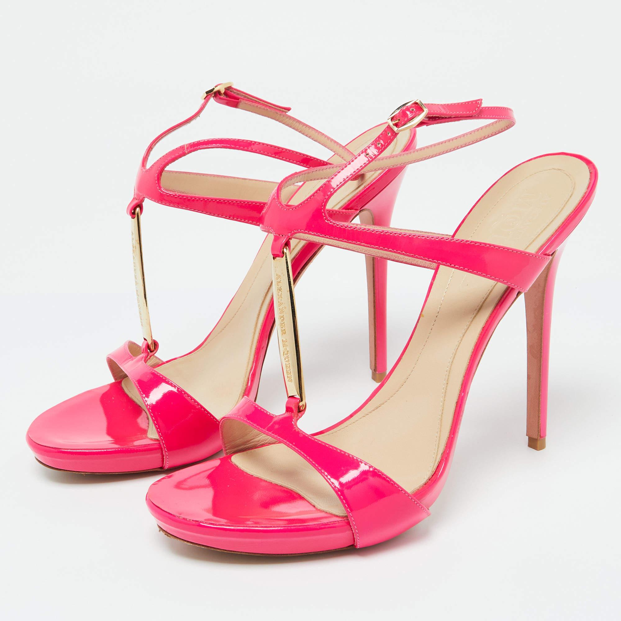 These sandals from Alexander McQueen are chic and constructed with care for a comfortable fit. Crafted from quality materials they are durable easy to style and fabulous with comfortable interiors artful designing and beautiful uppers.