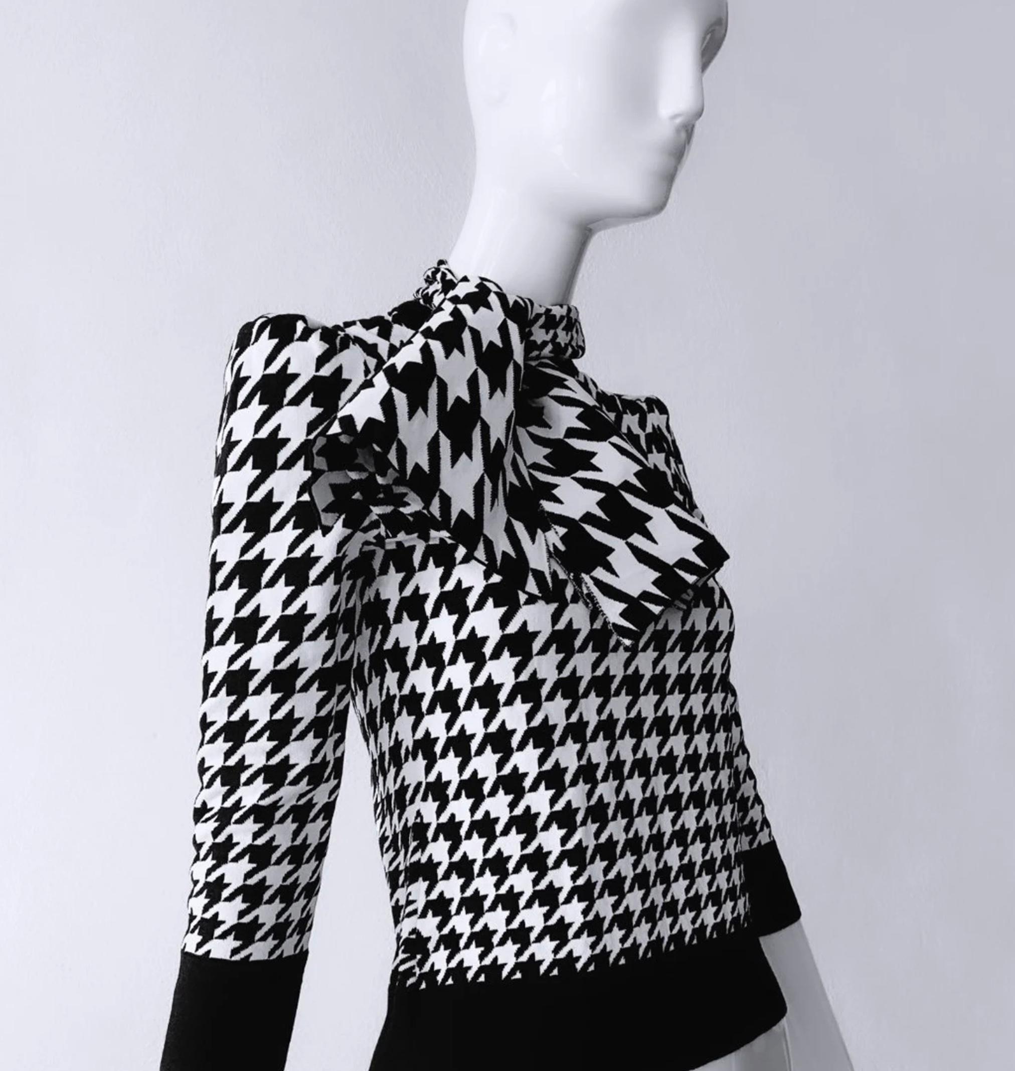 
Beautiful Alexander McQueen soft wool blend jumper with black and white houndstooth patterrn. Elegant, chic and a stunning statement piece. A gorgeous bow on the neck, super soft stetchable fabric.
McQueen also famously used this iconic print
