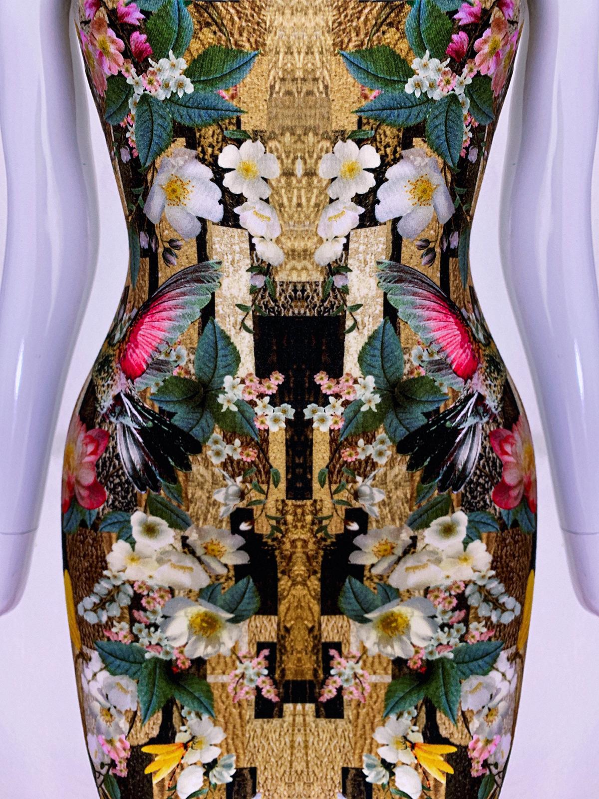 Wunderschönes, tailliertes Kleid von Alexander McQueen mit wunderschönem Kaleidoskop-Print, der Kolibris, Libellen und Blumen zeigt.
Goldfarbener Hintergrund, schöne Konstruktion.


Alexander McQueen
Hergestellt in Italien
gekennzeichnete Größe