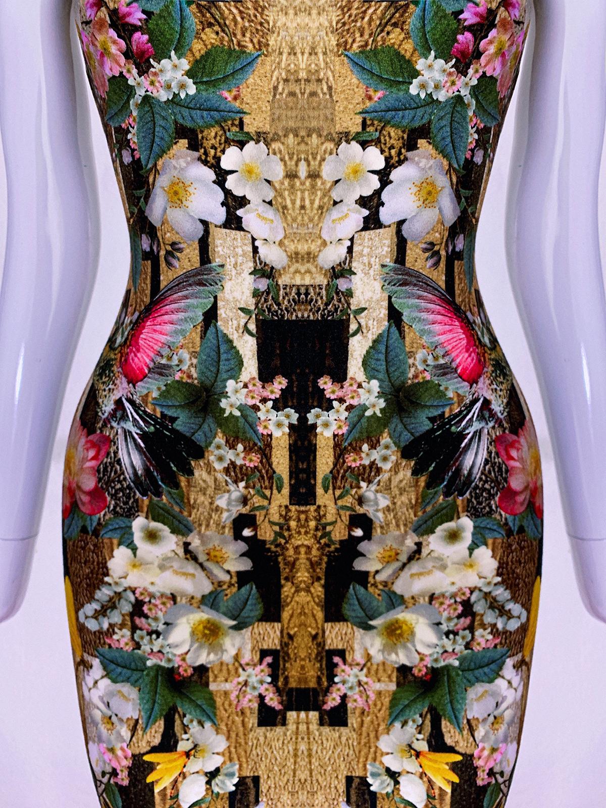 Superbe robe ajustée Alexander McQueen avec un magnifique imprimé kaléidoscope représentant des colibris, des libellules et des fleurs.
Arrière-plan aux tons dorés, belle construction.


Alexander McQueen
Fabriqué en Italie
marqué taille