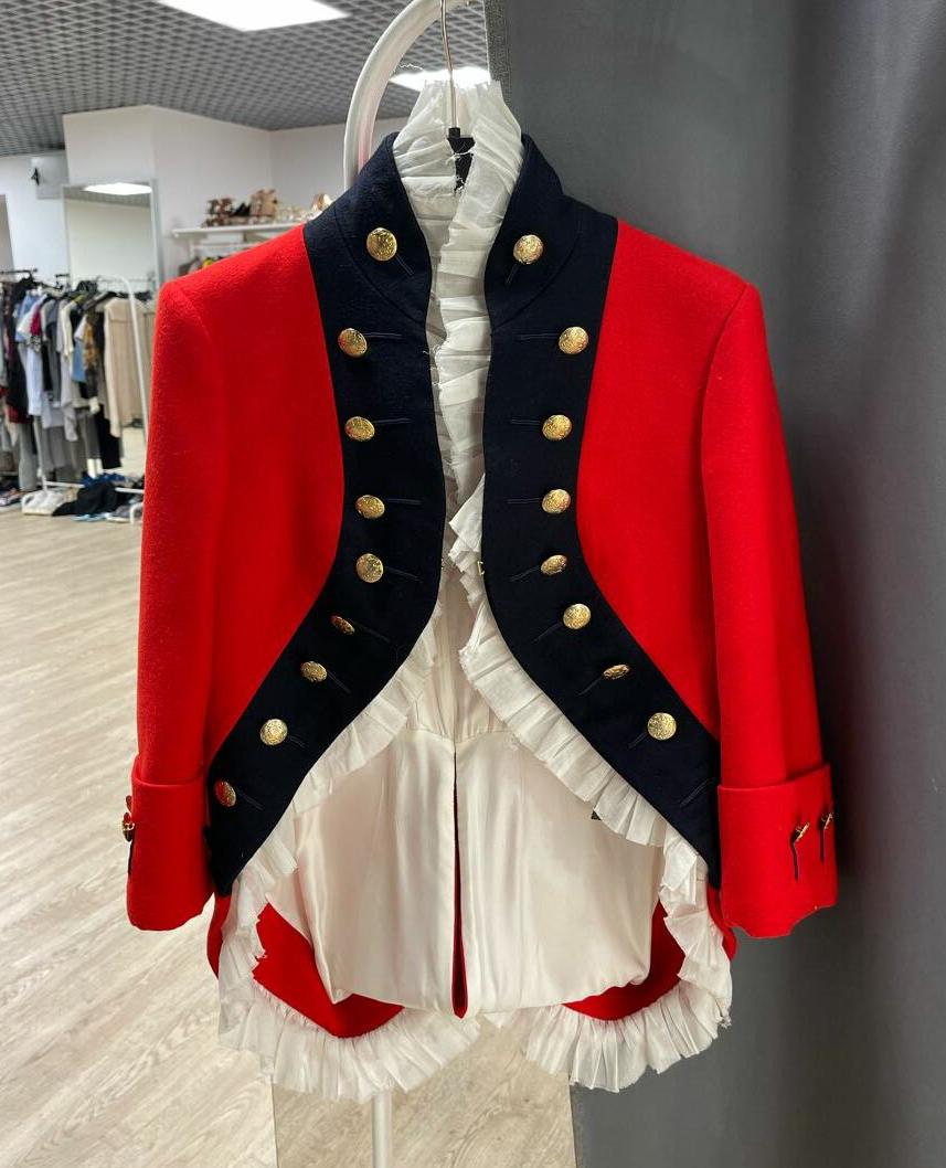 Alexander McQueen 

Hussar red jacket with white shirt inserts

Gold-tone signature buttons 

IT Size 36 - XS

Pre-owned, Excellent condition!
 
PLEASE VISIT OUR STORE FOR MORE GREAT ITEMS