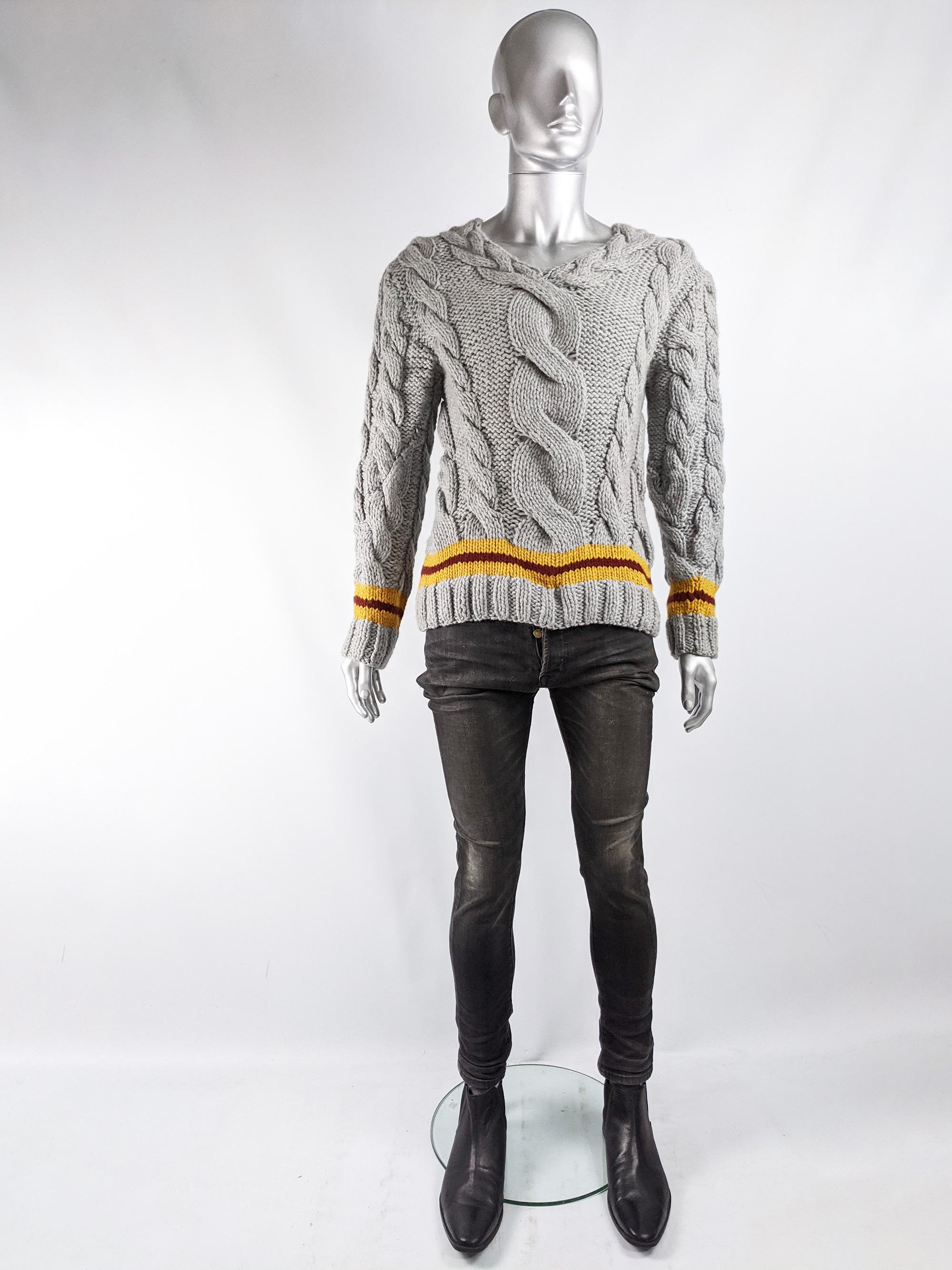 Ein seltener lebenslanger Alexander McQueen-Pullover für Herren, dessen Zwilling von McQueen selbst getragen wurde, als er sich am Ende des Herbstlaufstegs 2006 verbeugte! Grauer Zopfstrick aus extrafeiner Merinowolle und Angora mit senfgelben und
