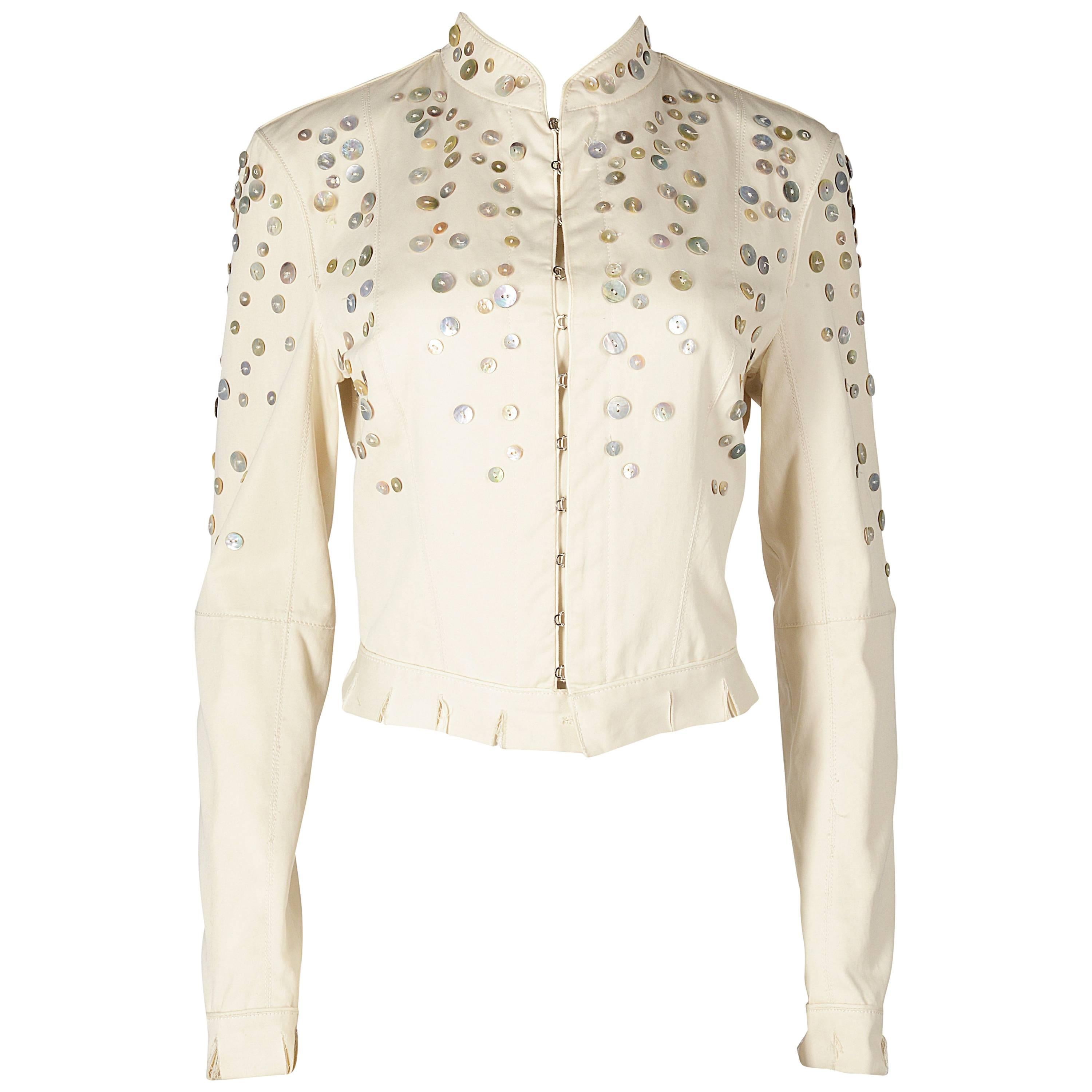 Chaqueta Alexander McQueen de algodón marfil con botones decorativos de perlas, SS 2003