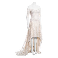 Abito da sposa off-shoulder in pizzo avorio di Alexander McQueen, ss 2007