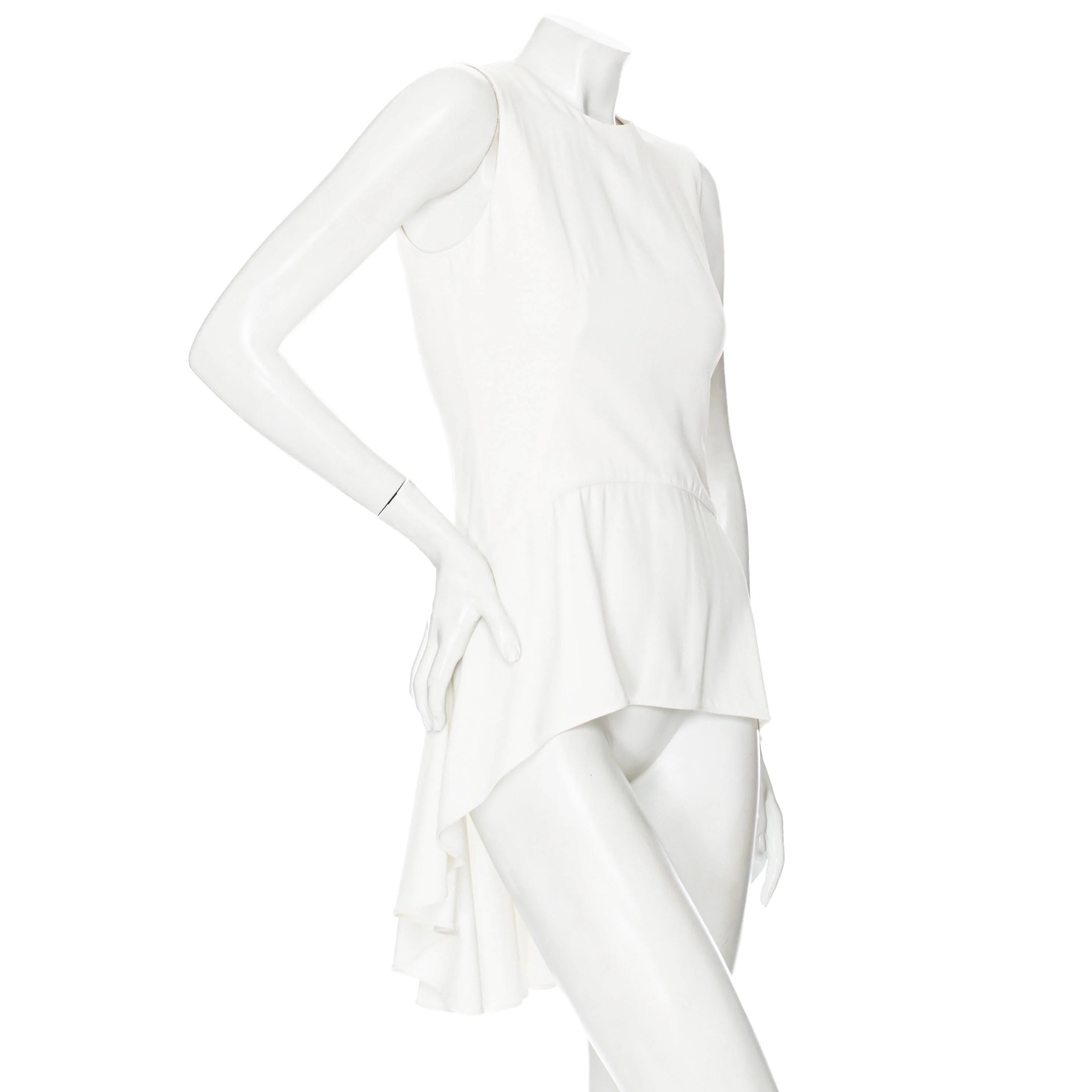 Alexander McQueen Elfenbeinfarbenes ärmelloses gerafftes Schößchen-Top aus Viskose-Mischung

CIRCA 2010er Jahre
Elfenbein / Off White
Ärmellos
Rundhalsausschnitt
Schößchen mit Wasserfallsaum
Rüschenverzierung am Rücken
Verdeckter Reißverschluss auf