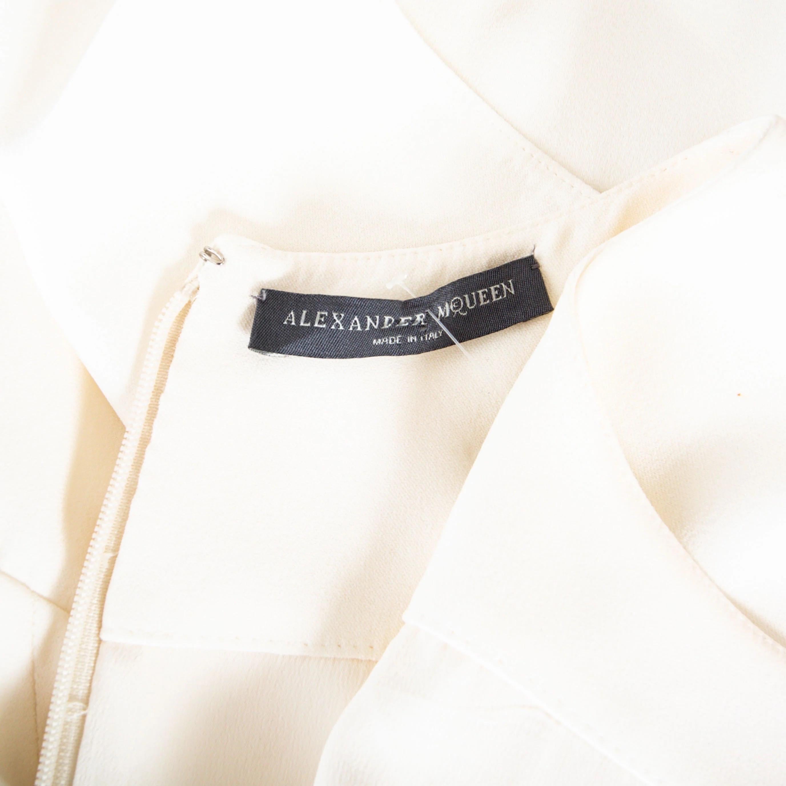 Alexander McQueen Elfenbeinfarbenes ärmelloses gerafftes Top aus Viskosemischung mit Schößchen 2010 im Angebot 2