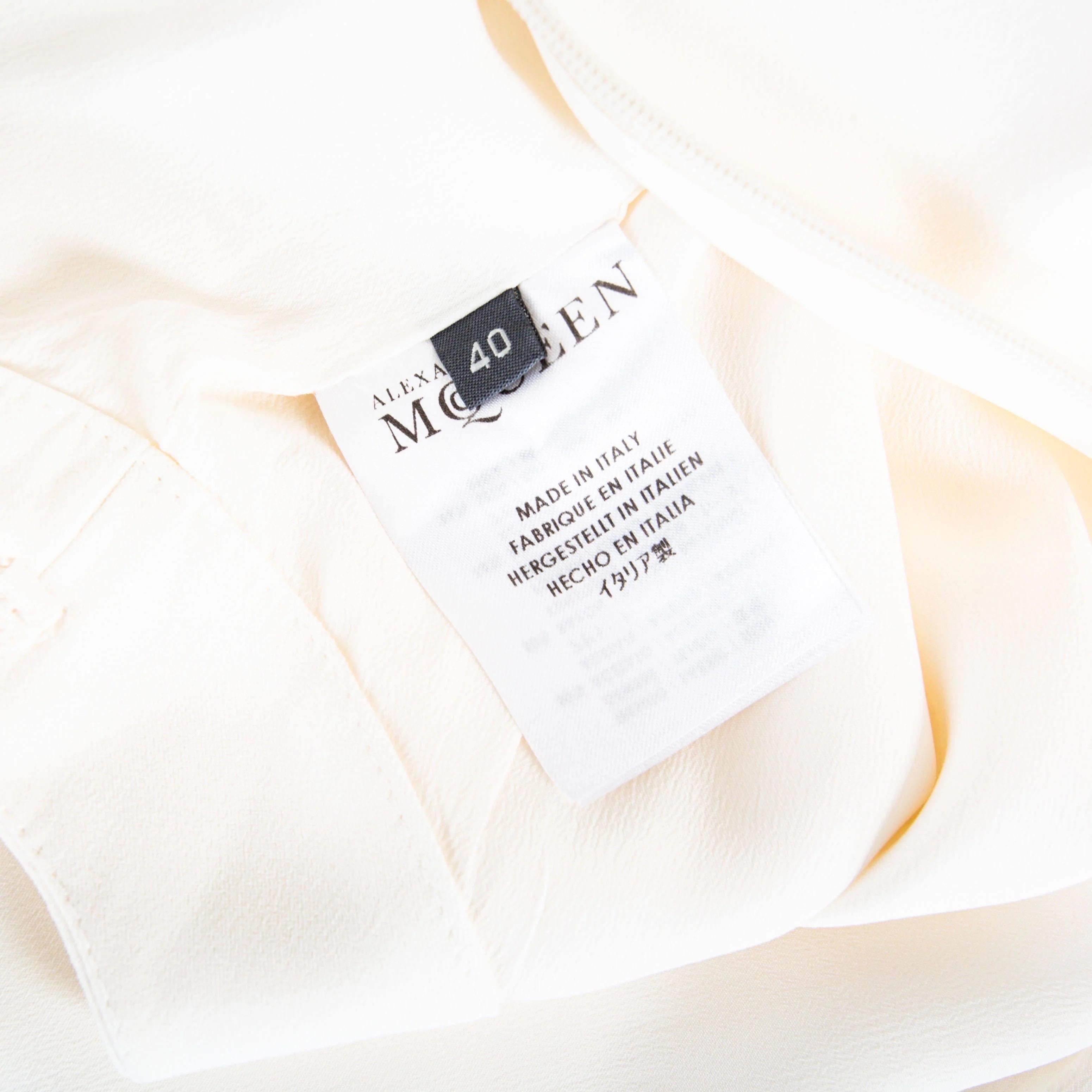 Alexander McQueen Elfenbeinfarbenes ärmelloses gerafftes Top aus Viskosemischung mit Schößchen 2010 im Angebot 3