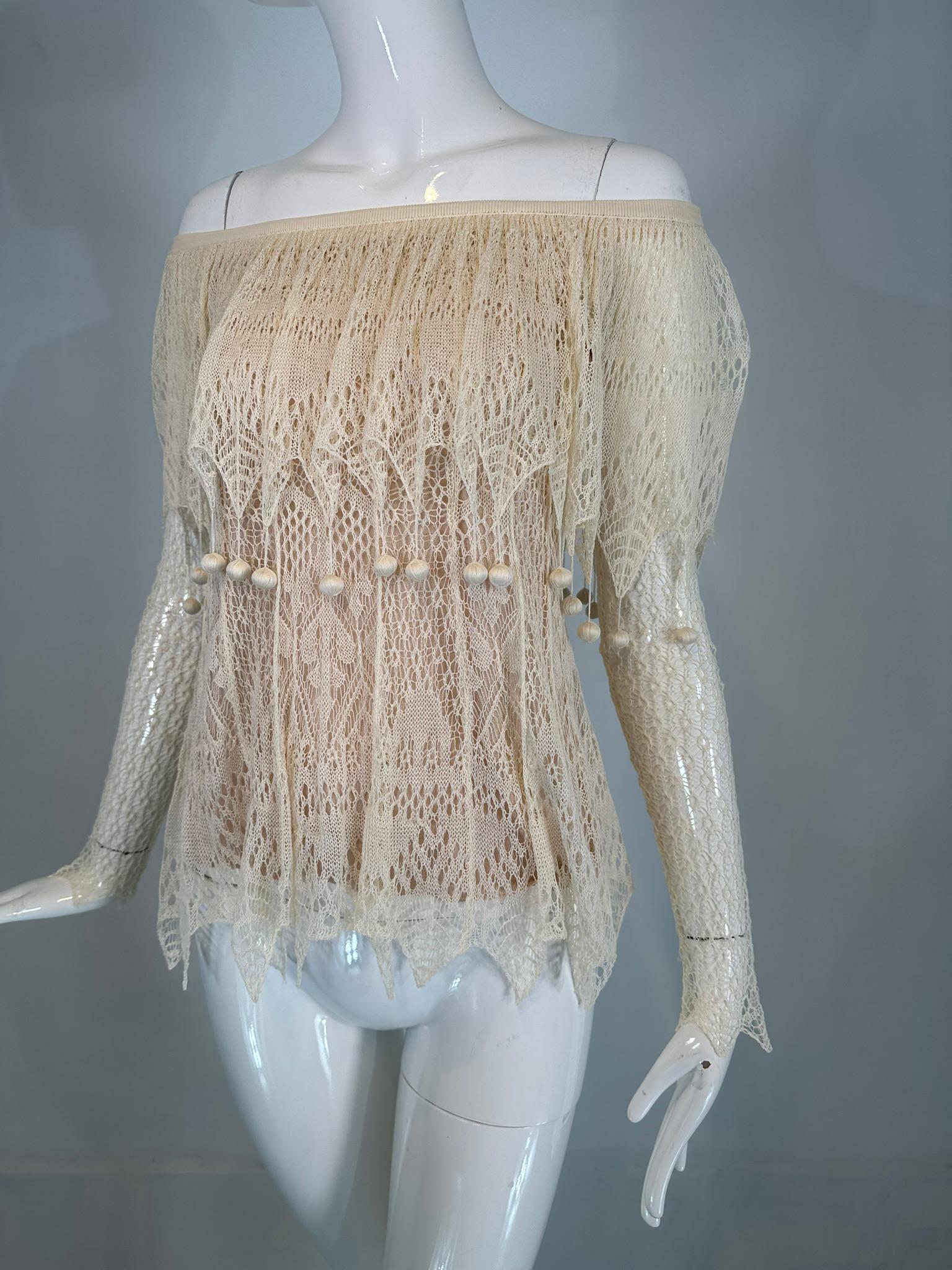 Alexander McQueen, top in pizzo color avorio con scollo a palloncino, non indossato e con etichette. Prezzo originale dell'etichetta 2045 dollari. Taglia media.
Top con maniche lunghe in pizzo/crochet, scollatura elastica e incassata, da indossare a