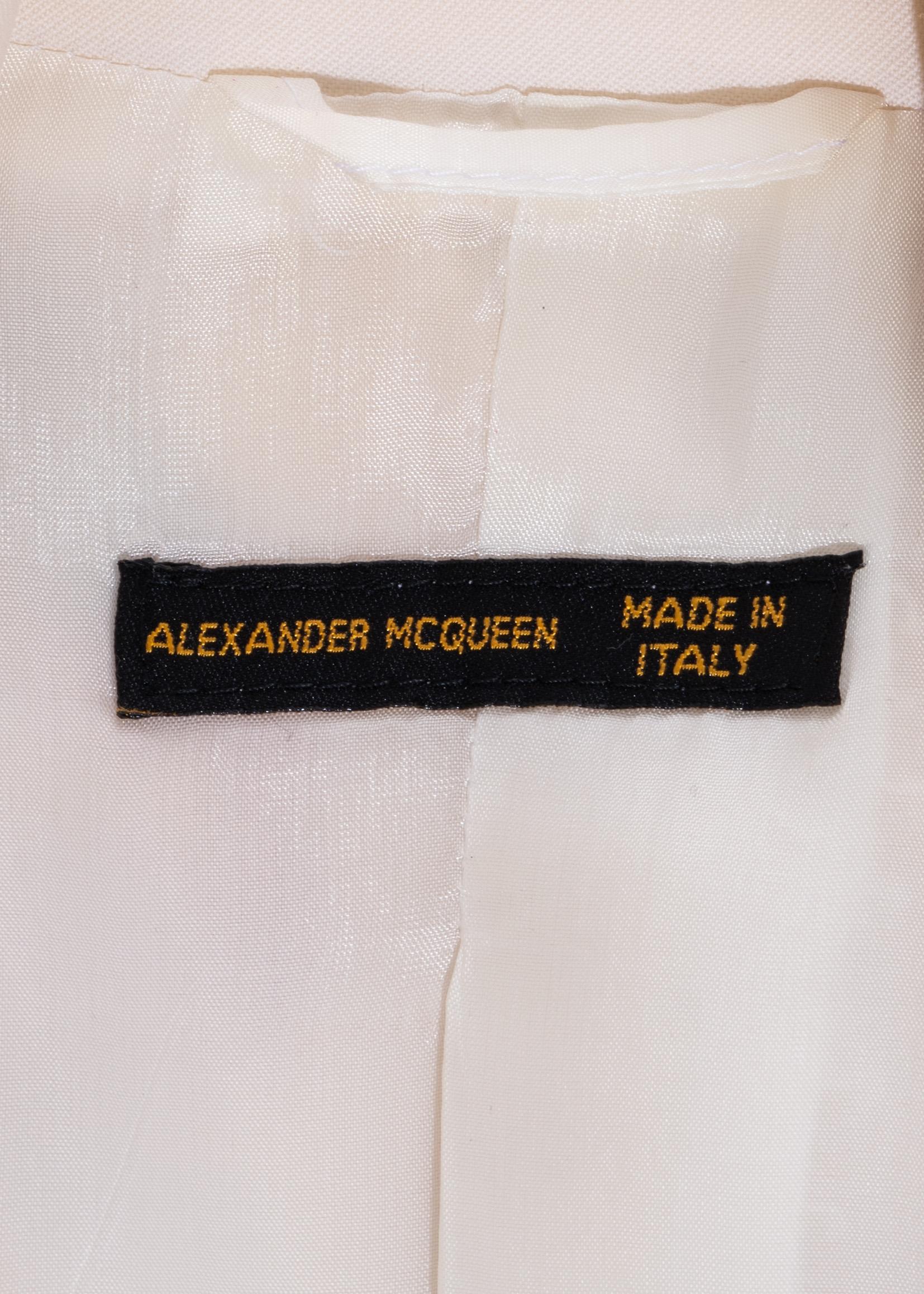 Alexander McQueen Elfenbeinfarbener, bestickter Rockanzug aus Wolle, ca. 1997-1999 im Angebot 3