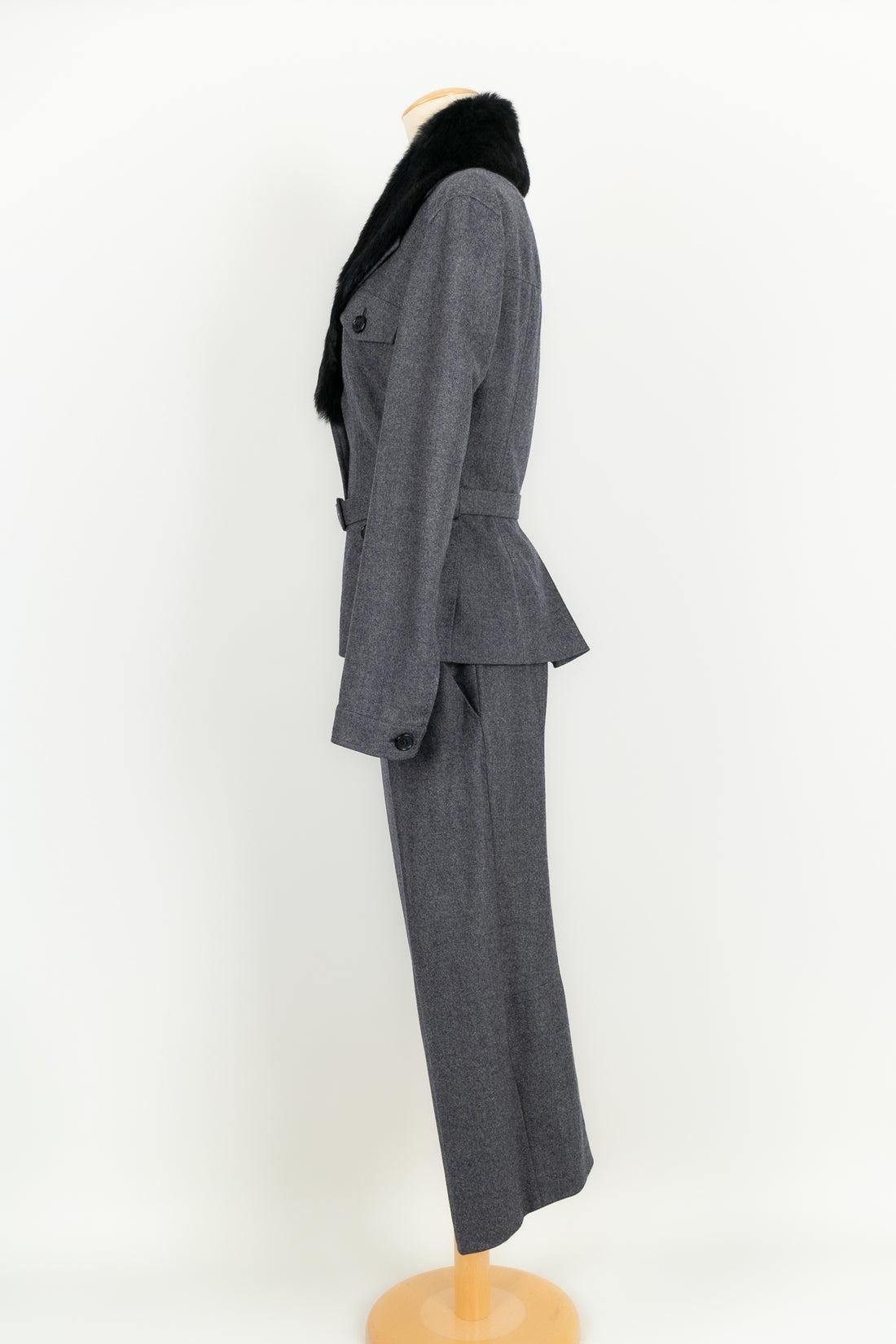 Alexander McQueen - (Made in Italy) Set consisting of a jacket, skirt and wool pants. Size indicated 42IT, it fits a 38FR/40FR. Collection 2005.

Additional information: 
Dimensions: Jacket: Shoulder width: 42 cm, Chest: 45 cm, Waist: 36 cm, Sleeve