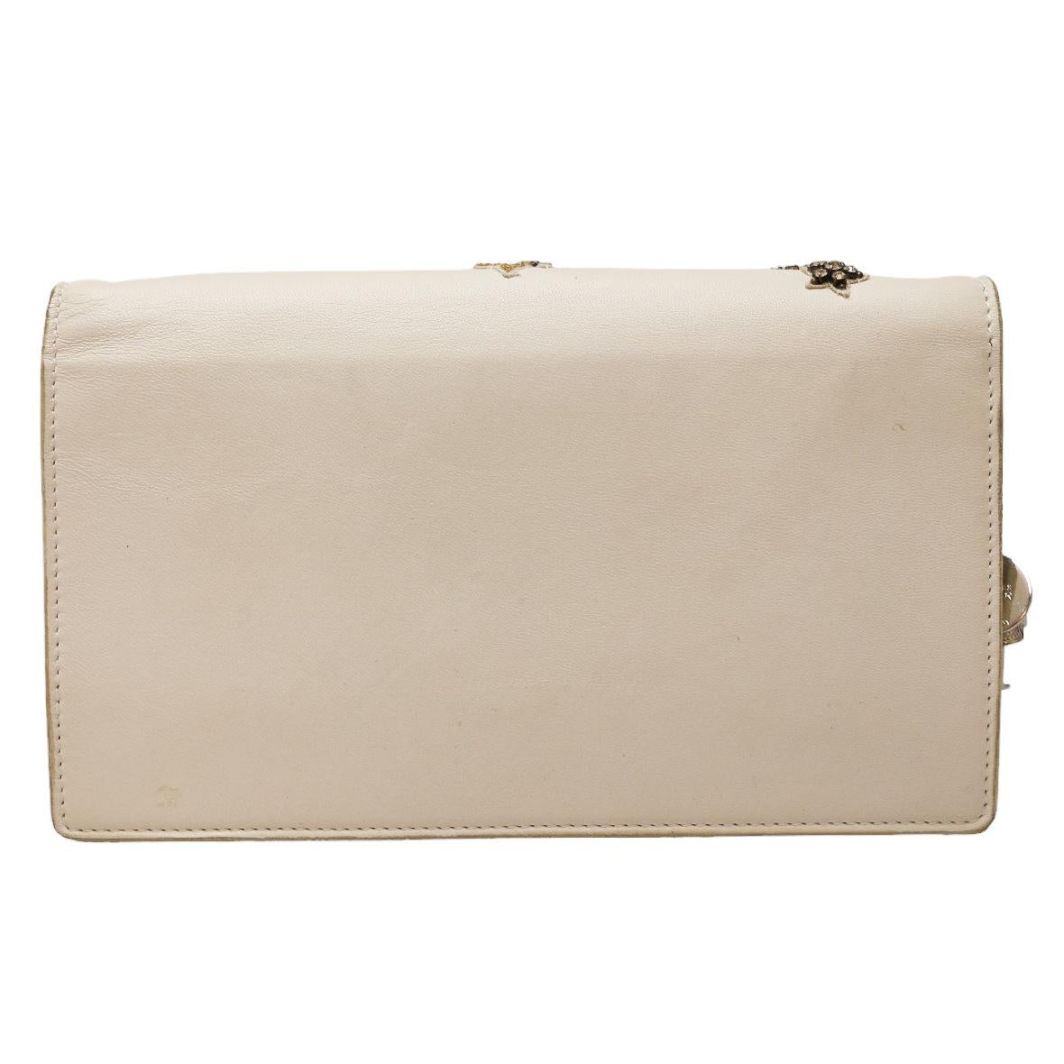 Charming ALEXANDER McQUEEN leather jewel bag
Condition: very good
Made in Italy
Material: leather
Color: white
Dimensions: 21 x 12 x 2.5 cm
Chain: 140 cm
Hardware: silver metal
Detail : Flap bag with a magnetic button clasp, AMQ charm and a vanity