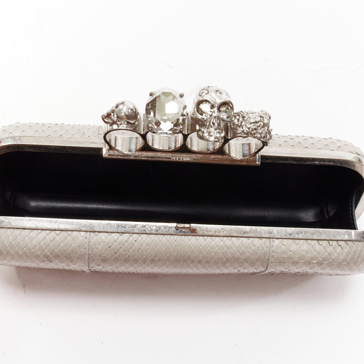 ALEXANDER MCQUEEN Clutch caja de 4 anillas con calavera de cristal en piel escamada 5