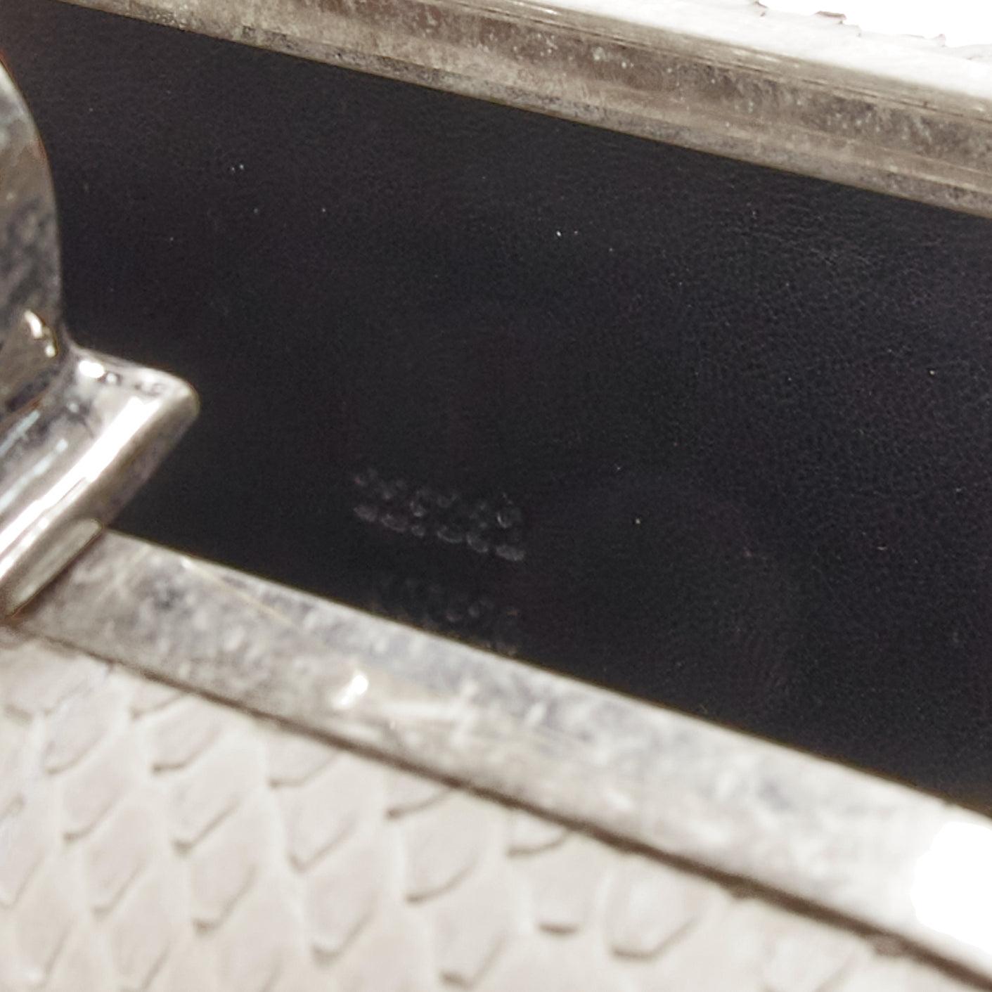 ALEXANDER MCQUEEN Clutch caja de 4 anillas con calavera de cristal en piel escamada 6