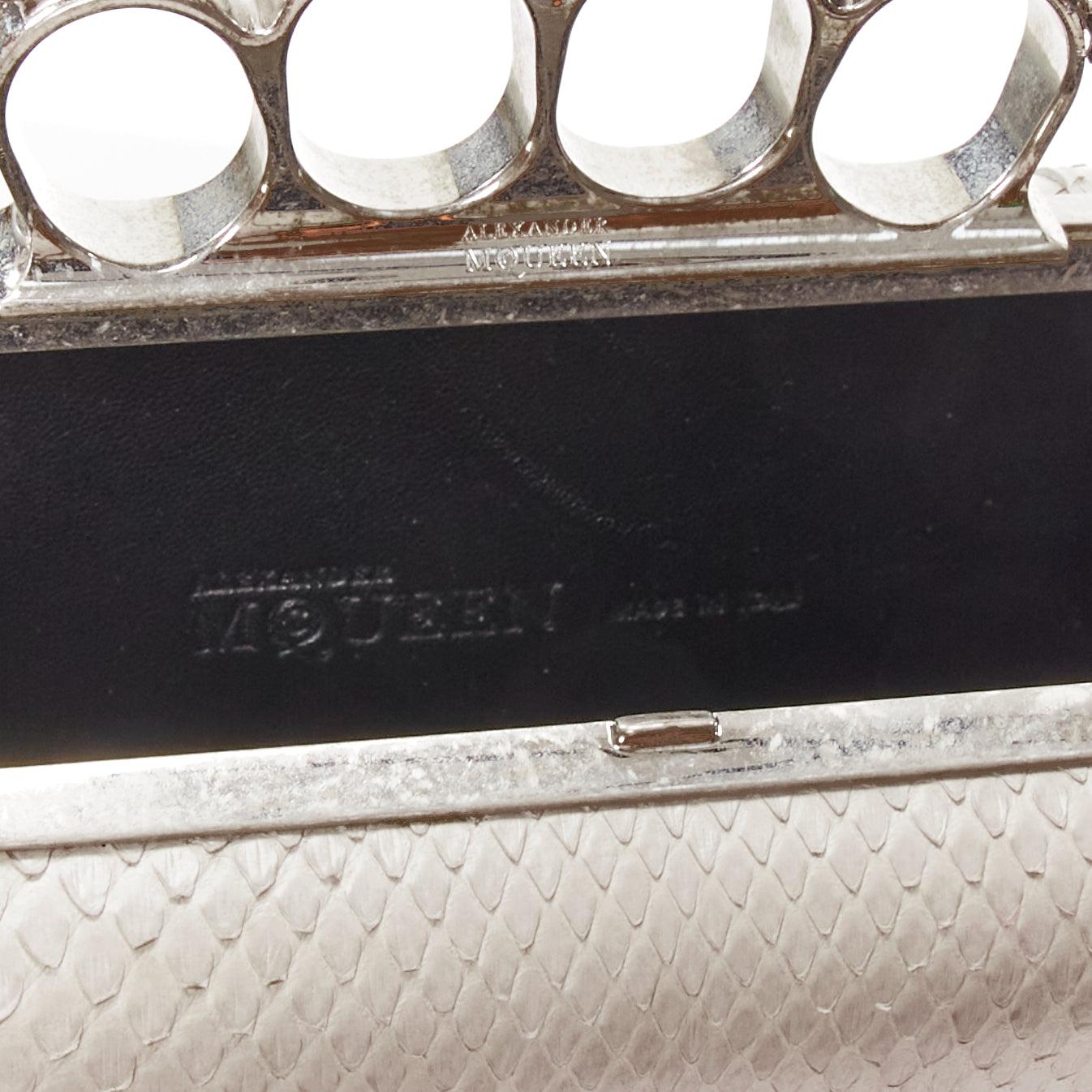 ALEXANDER MCQUEEN Clutch caja de 4 anillas con calavera de cristal en piel escamada 7