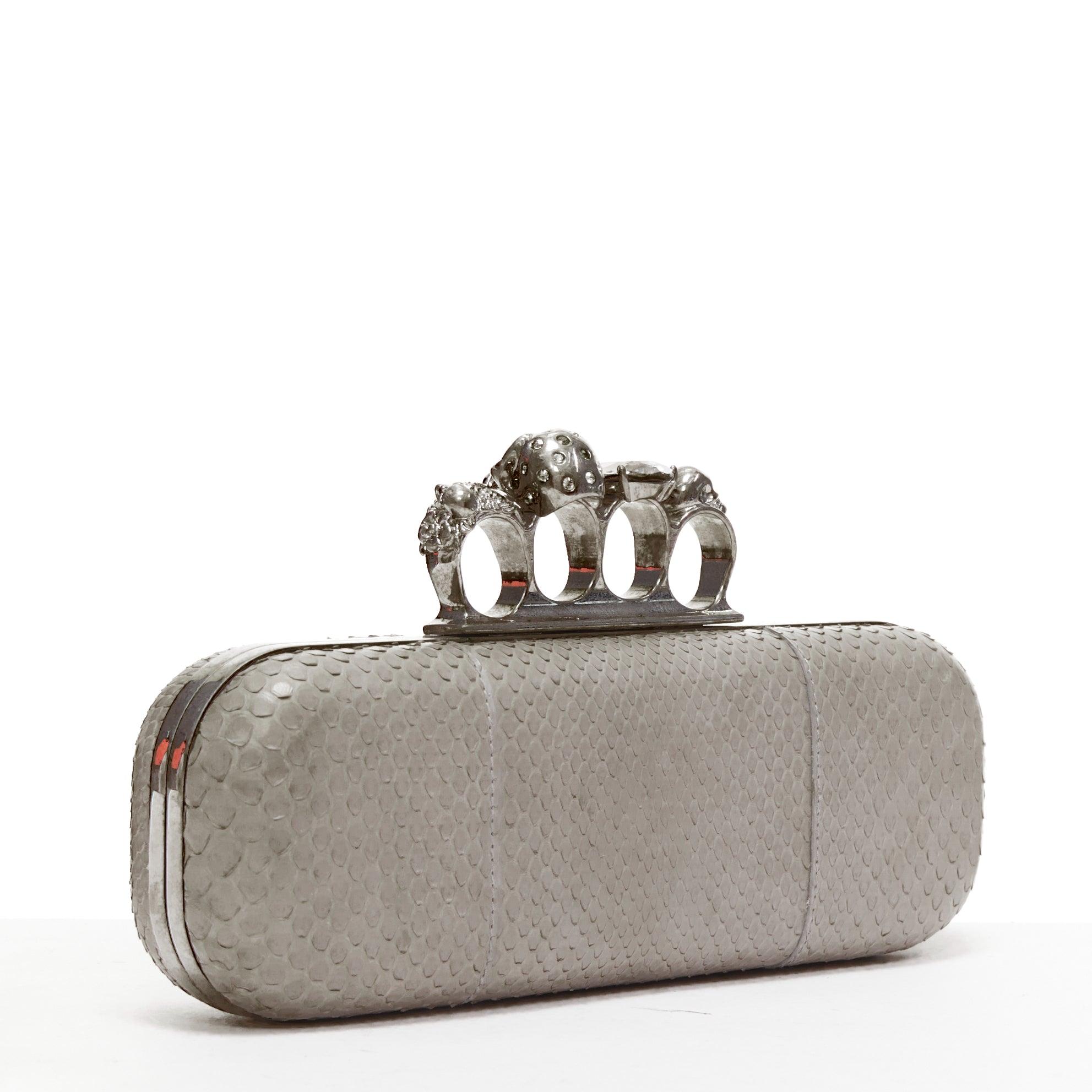 ALEXANDER MCQUEEN Cartera de mano de 4 anillas en piel escamada gris con calavera de cristal
Referencia: YIKK/A00159
Marca: Alexander McQueen
Diseñador: Lee Alexander McQueen
Model No: Plumero
Material: Piel
Color: Gris, Plata
Patrón: