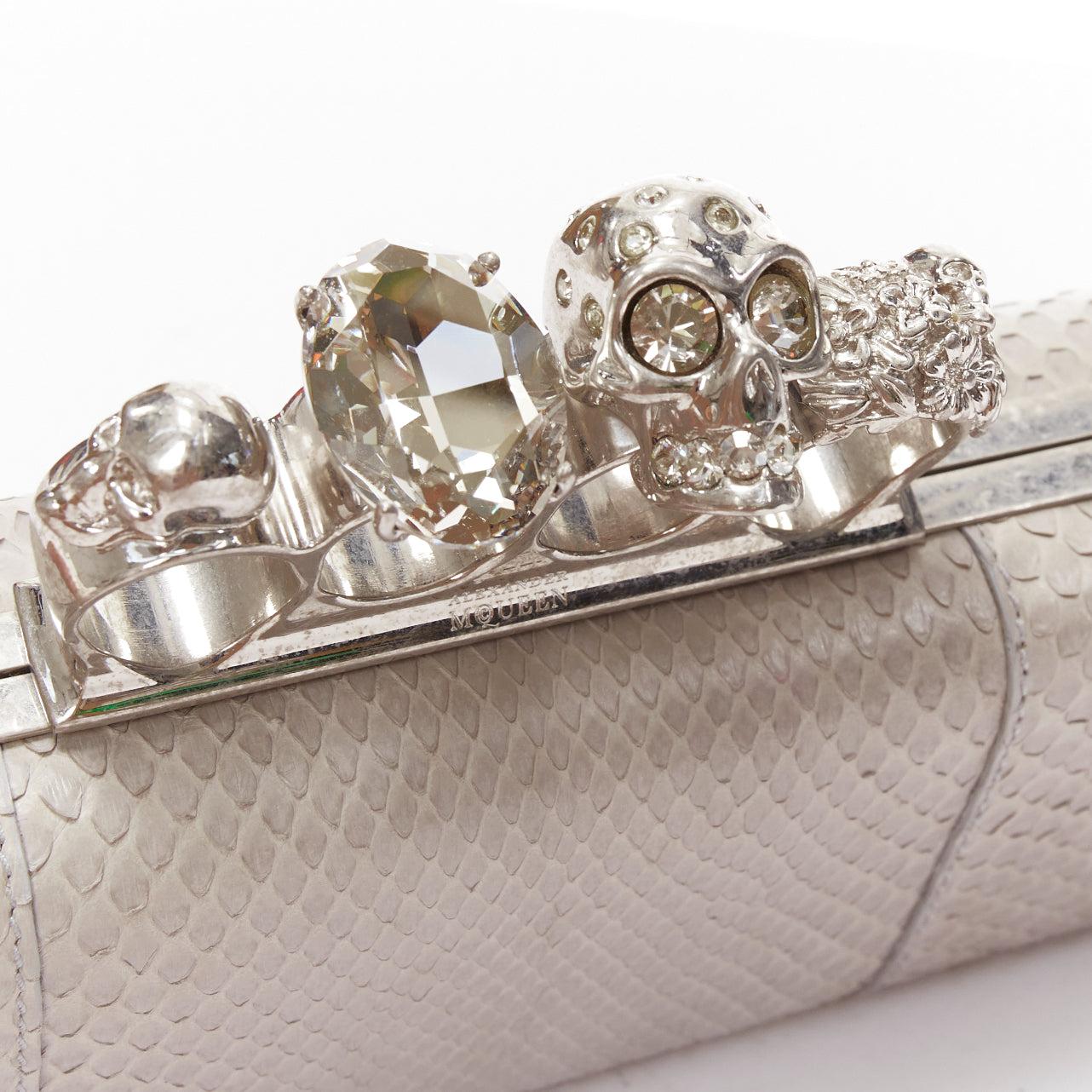 ALEXANDER MCQUEEN Clutch caja de 4 anillas con calavera de cristal en piel escamada Gris