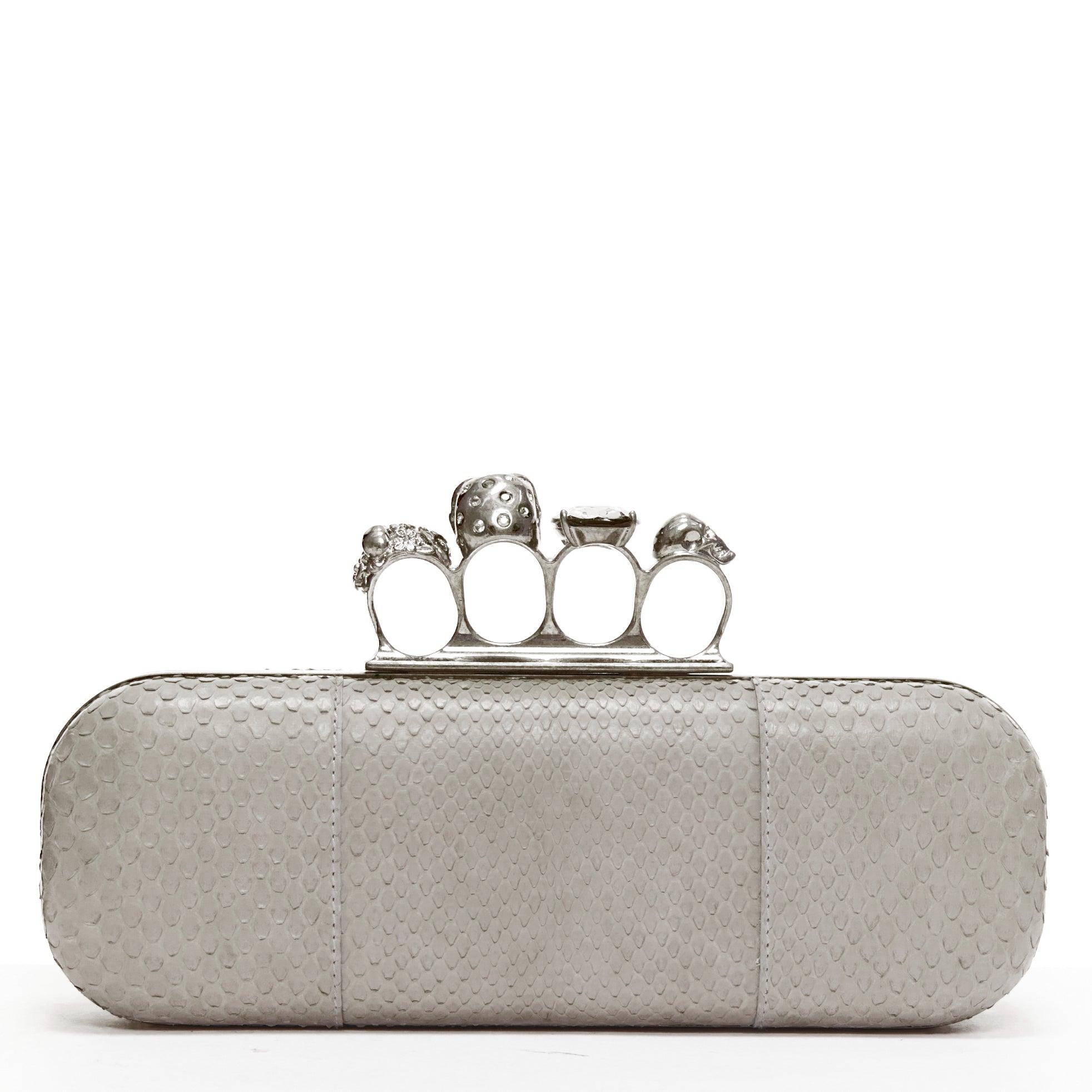 De las mujeres ALEXANDER MCQUEEN Clutch caja de 4 anillas con calavera de cristal en piel escamada