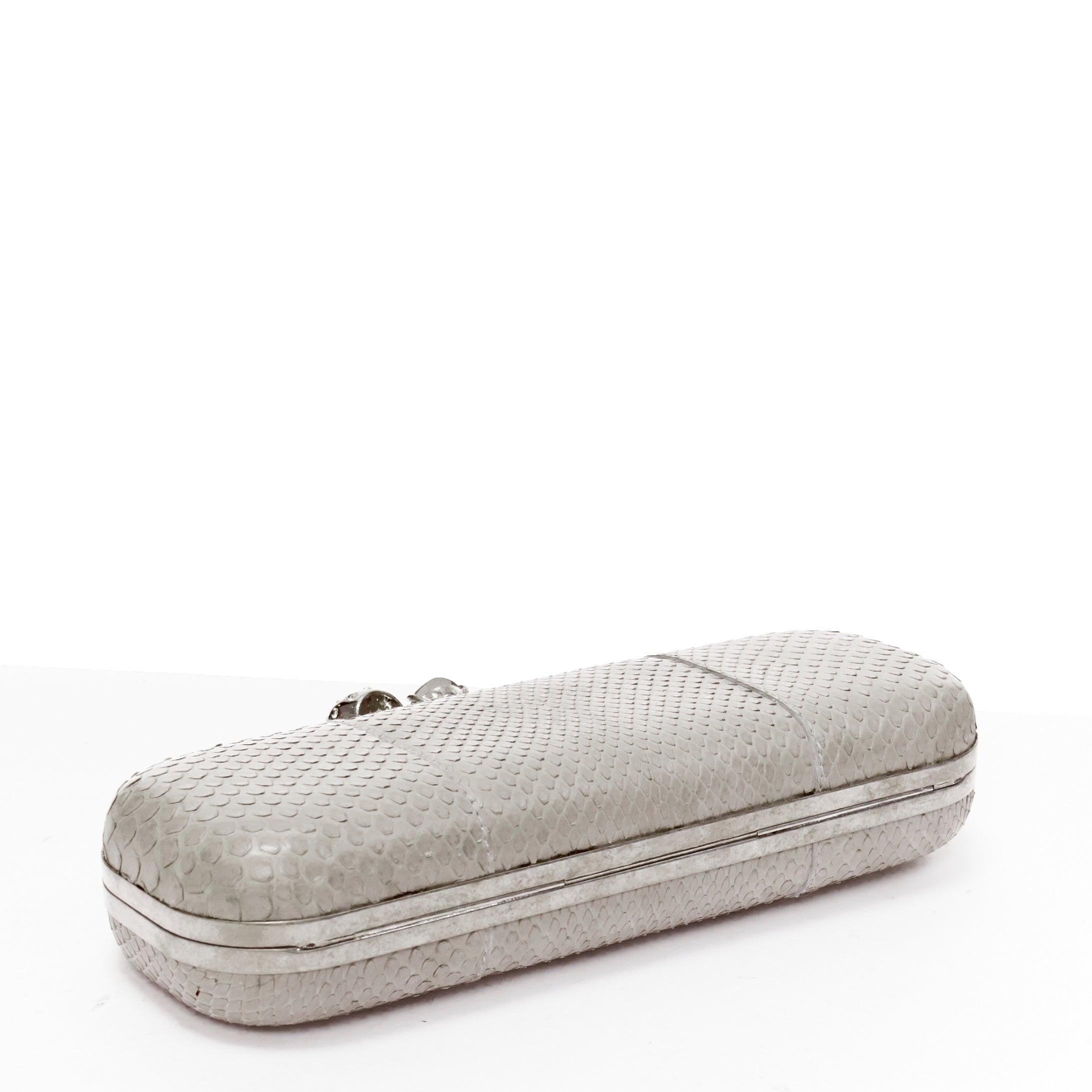ALEXANDER MCQUEEN Clutch caja de 4 anillas con calavera de cristal en piel escamada 2
