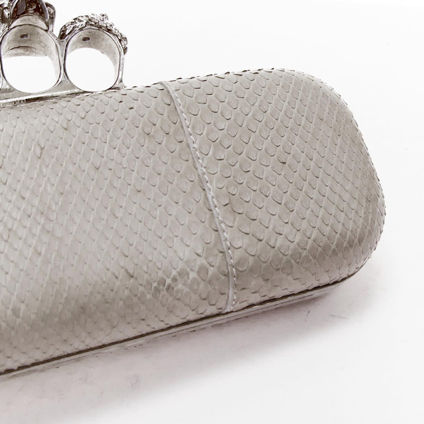 ALEXANDER MCQUEEN Clutch caja de 4 anillas con calavera de cristal en piel escamada 4