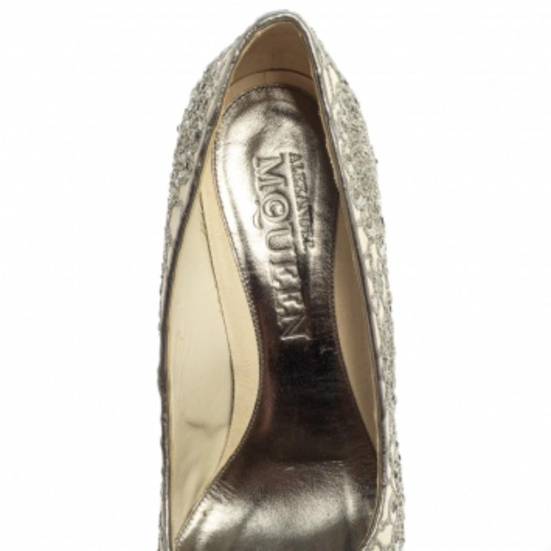 Alexander McQueen Lace And Leather Crystal Embellish Pointed Toe Pumps Size 39.5 For Sale 2