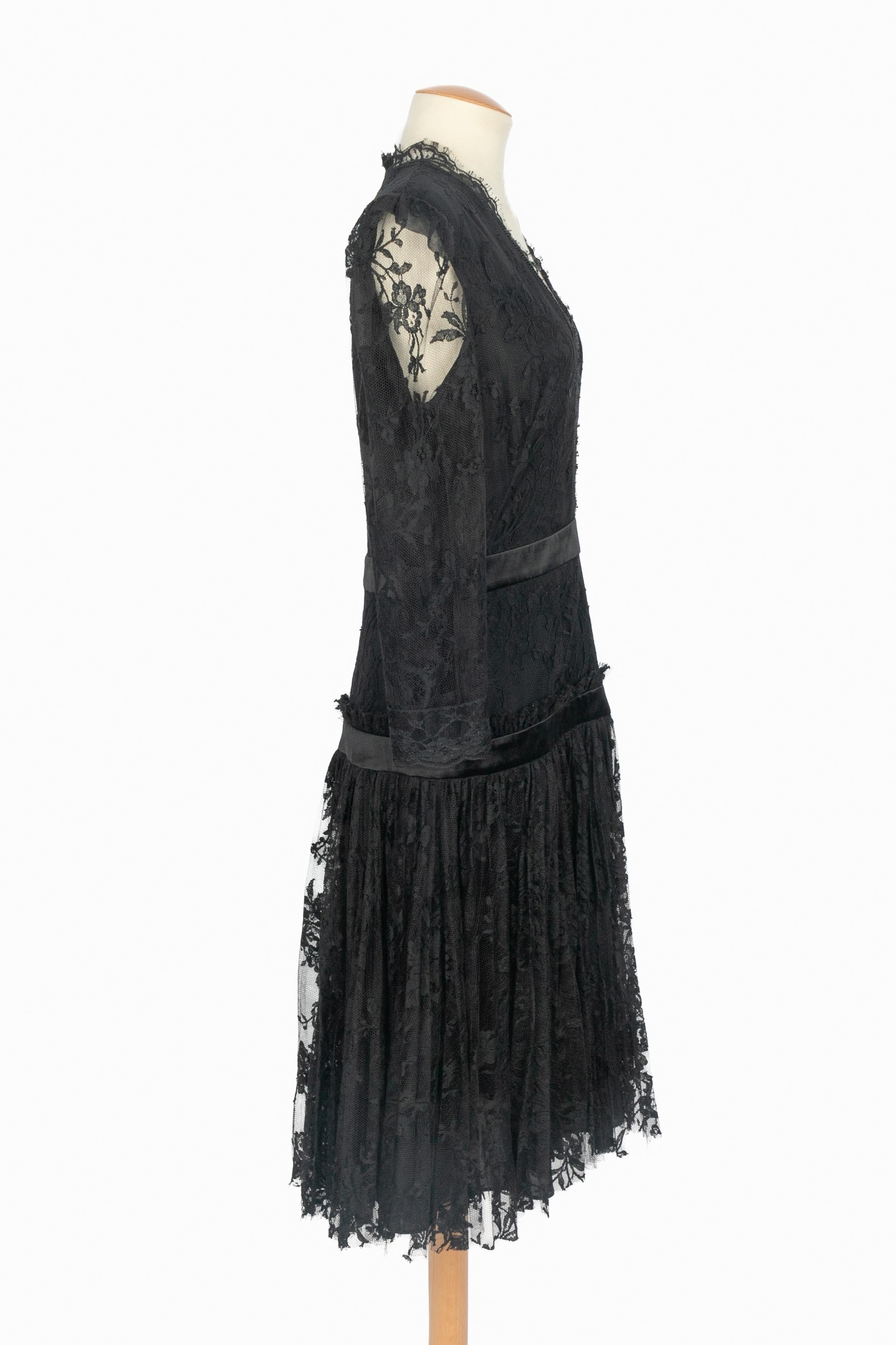 Alexander McQueen Spitzenkleid im Zustand „Hervorragend“ im Angebot in SAINT-OUEN-SUR-SEINE, FR