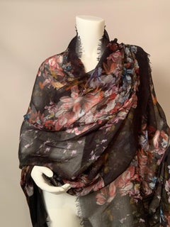 Chal grande de cachemira negra con diseño floral Alexander McQueen