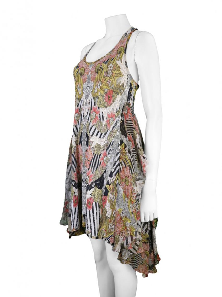 Alexander McQueen 

Original Alexander McQueen Large Printed Dress, made of printed fabric. 

The sleeveless model has a wide modeling, asymmetrical hem and a rounded neckline.



Size: XS on the label



Content: 100% Viscose. FABRIC 2: 100%