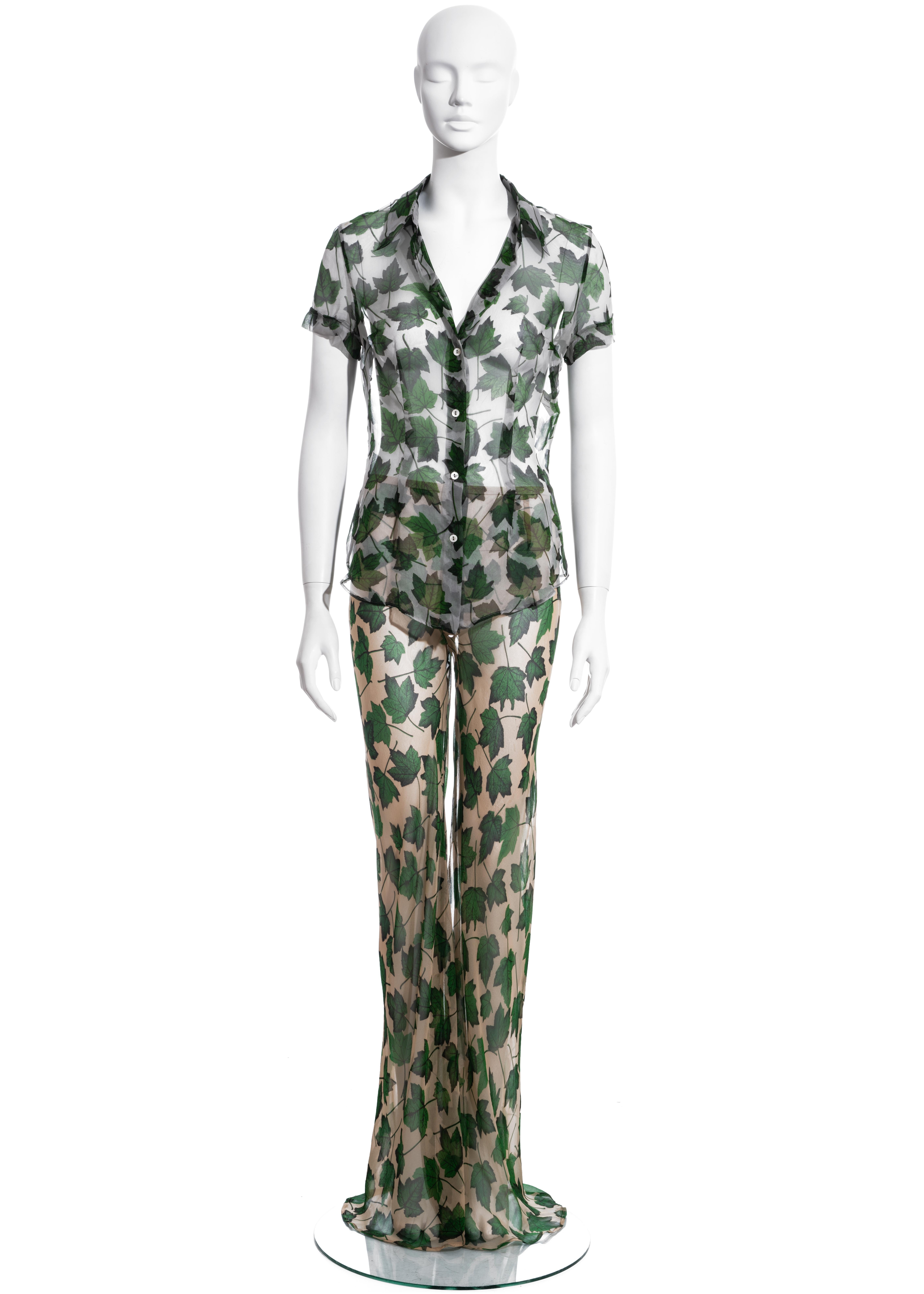 ▪ Dolce & Gabbana green leaf print pant suit
▪ 100% Silk
▪ Button-up short sleeve blouse 
▪ Nude flared pants
▪ IT 42 - UK 10 - US 6
▪ Spring-Summer 1997