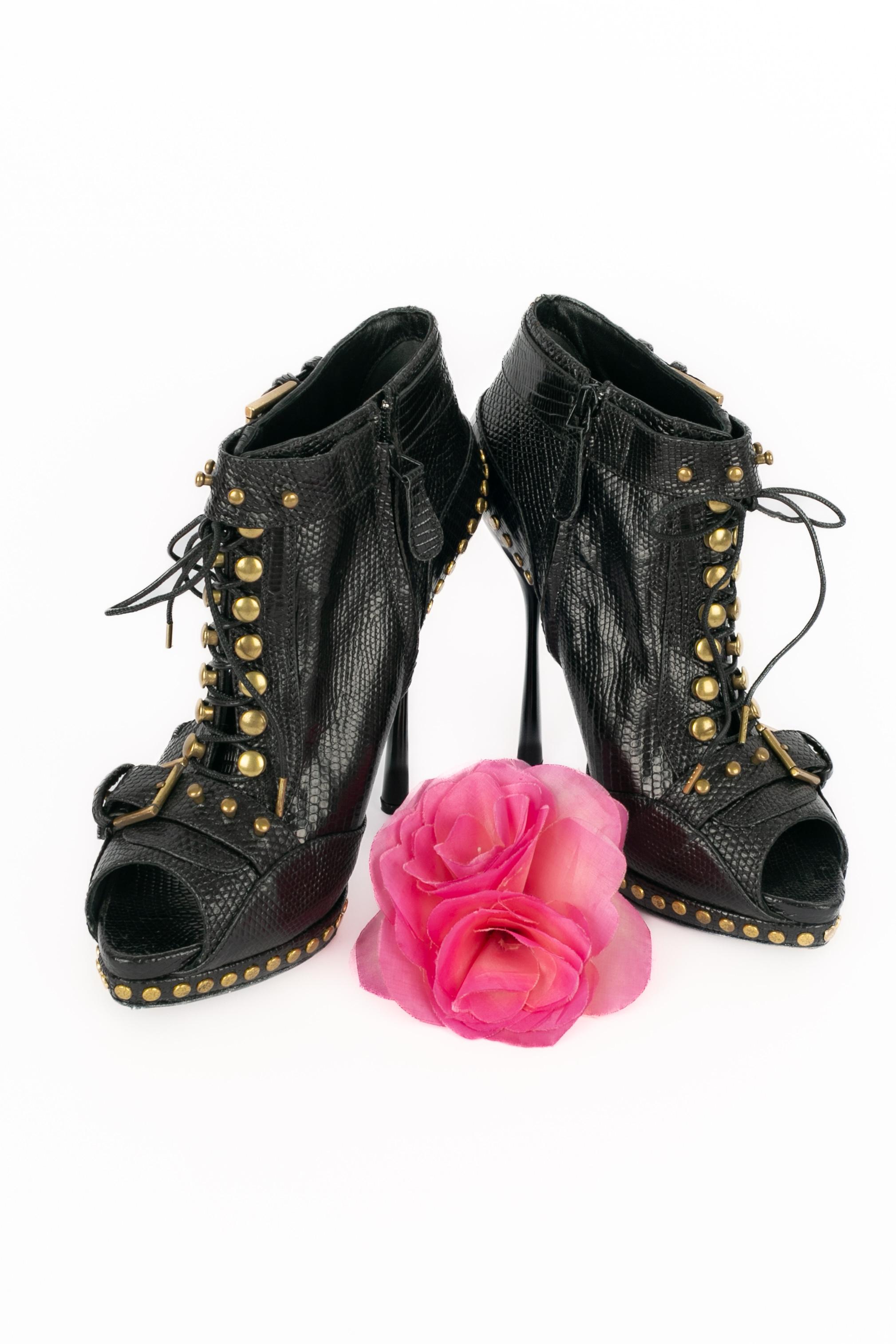 ALEXANDER MCQUEEN - (Made in Italy) Botines negros de piel de lagarto con tachuelas.

Estado:

Muy buen estado

Dimensiones:

Talla 41