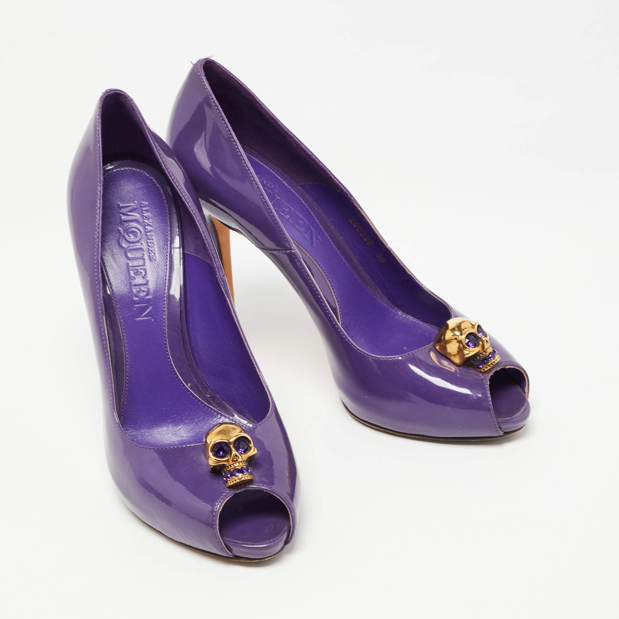 Alexander McQueen Leather Crystal Embellished Skull Peep Toe Pumps Size 38 In Good Condition For Sale In Dubai, Al Qouz 2