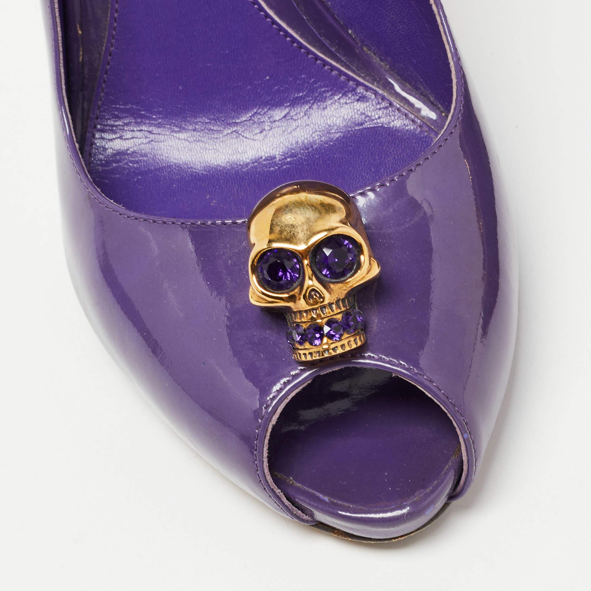 Alexander McQueen Leather Crystal Embellished Skull Peep Toe Pumps Size 38 For Sale 3