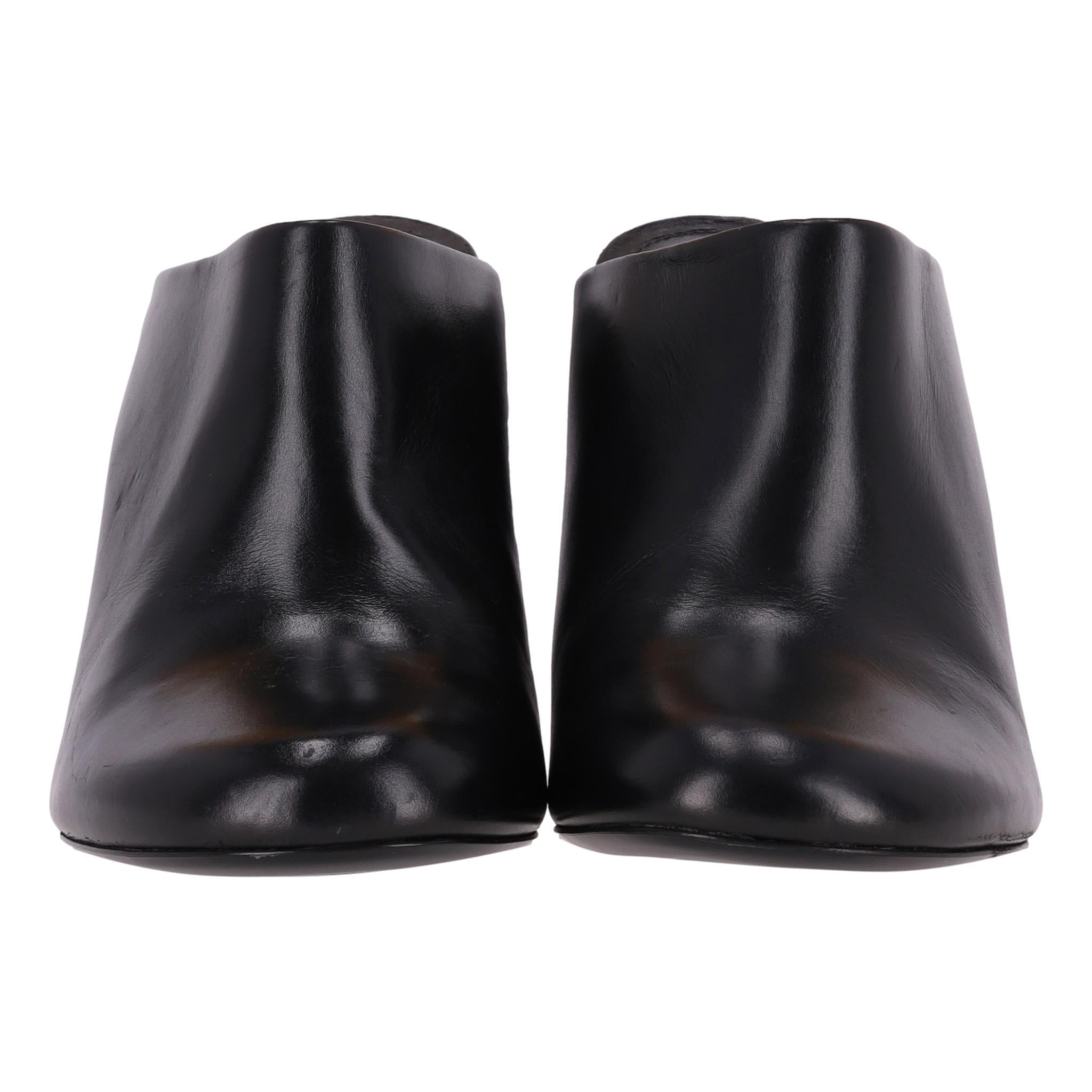 Alexander McQueen Leather Mules With Clear Geometric Heel

Black mules crafted from smooth leather and designed with clear geometric heel.

Featuring round toe and leather lining. Rrp Approx. £800

Size – 40

Condition – Very Good (Light scratches