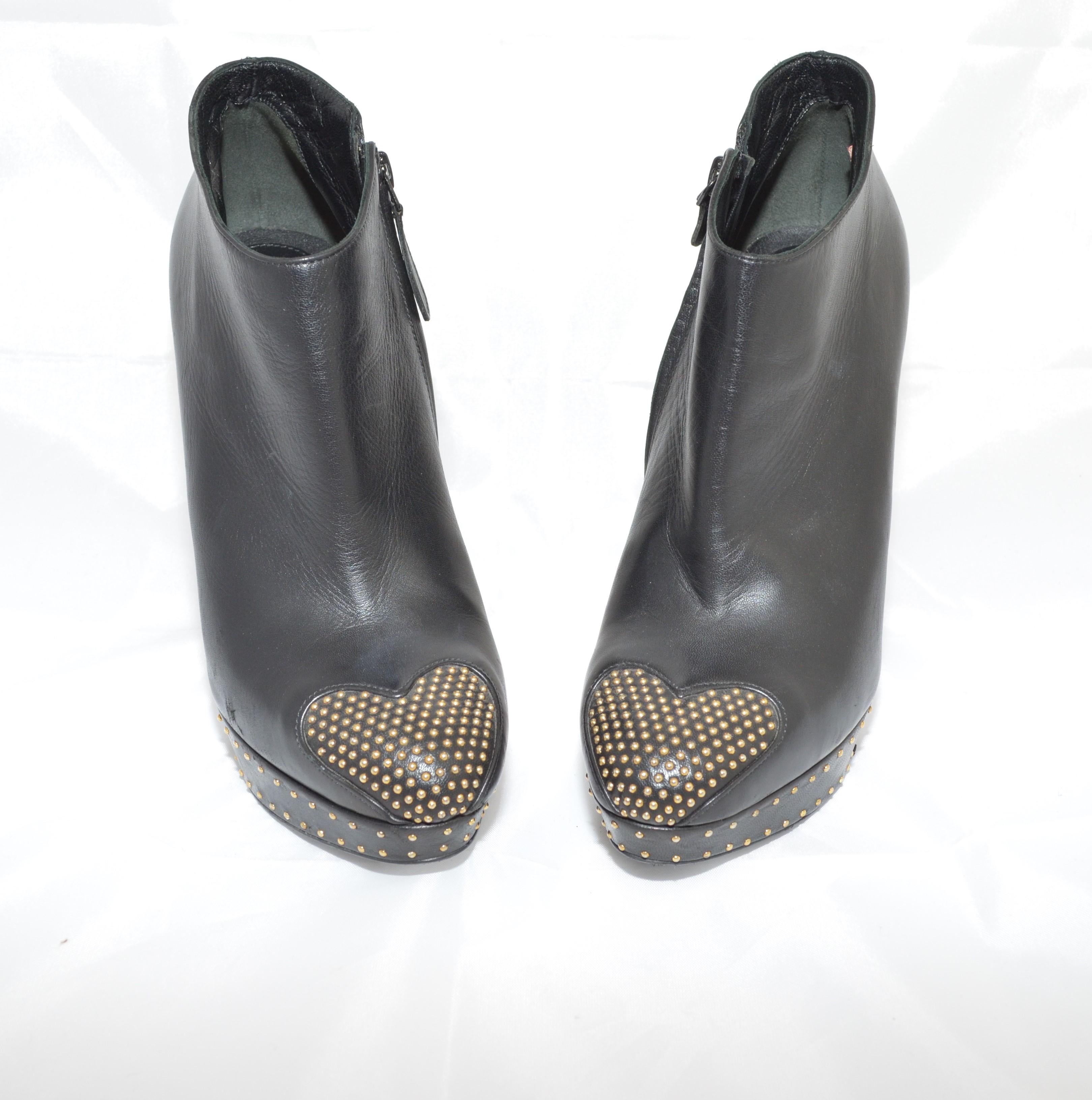 Noir Alexander McQueen - Bottes à plateforme en cuir avec motif de cœur clouté en vente