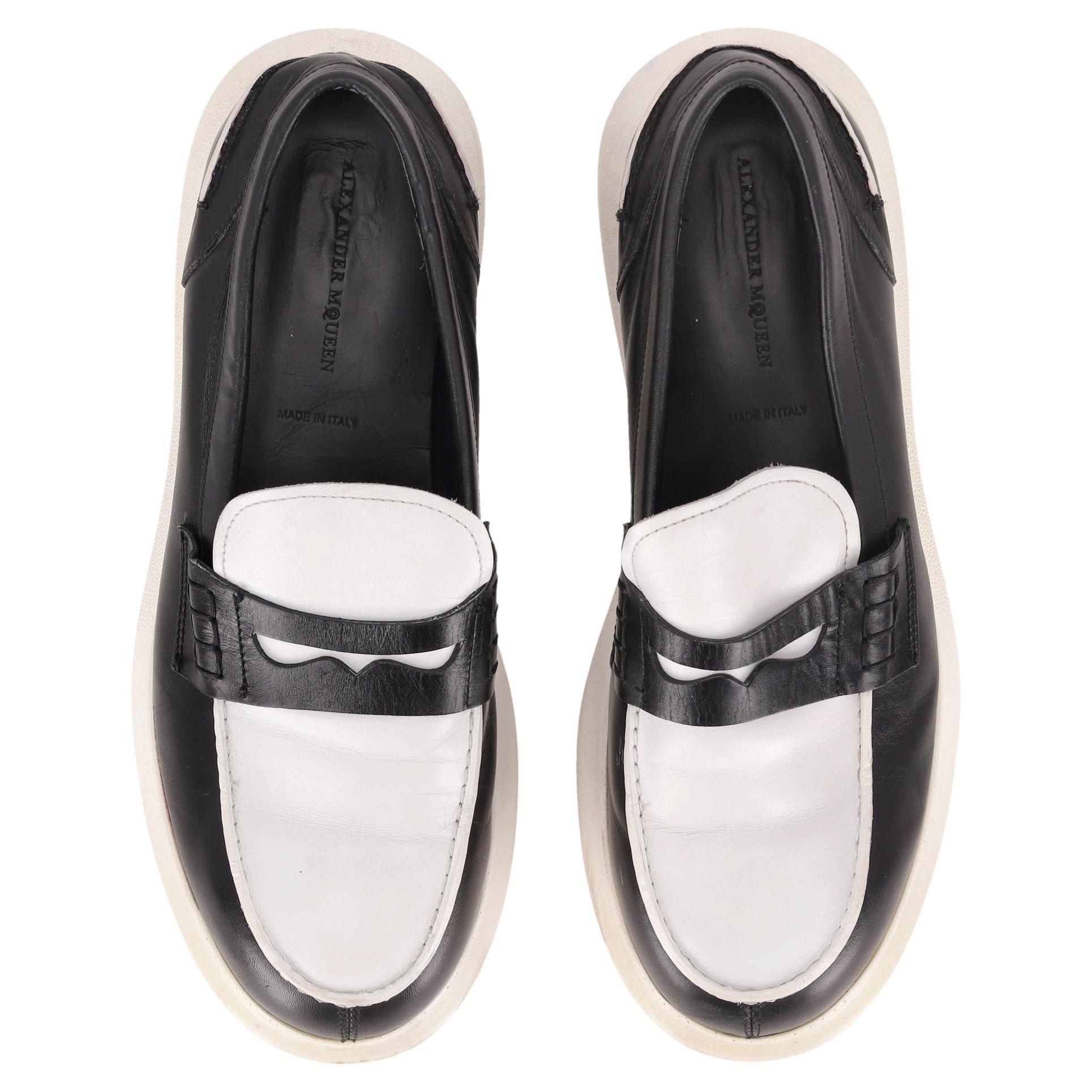 Alexander McQueen Leather Platform Loafers

Black and white loafers crafted from leather with tonal stitching detail to the sides.

Featuring high platform and leather lining.

Rrp Approx. £520

Size – 39

Condition – Good (Signs of wear and